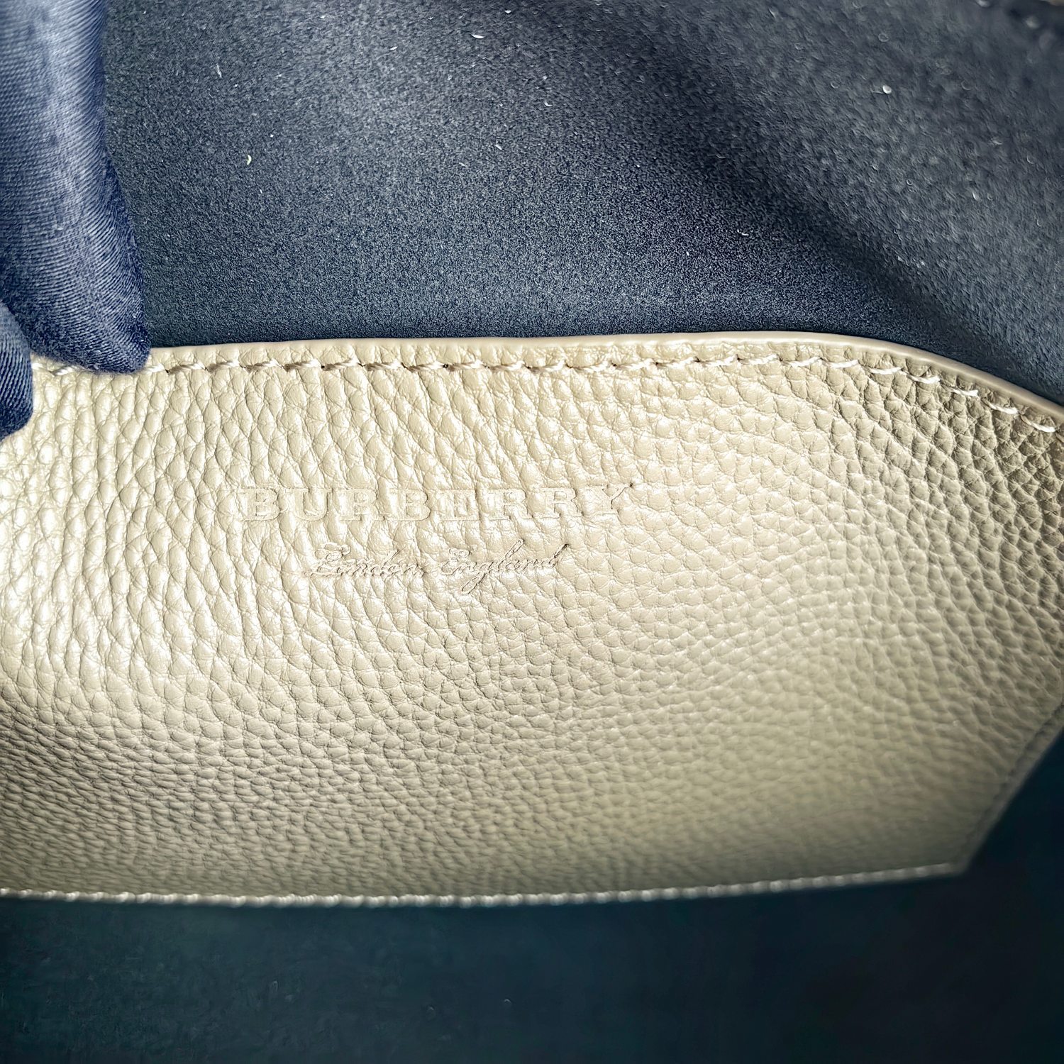 P480 バーバリー❗️ 全体が一等地のライチグレーンの柔らかい牛革で作られています！