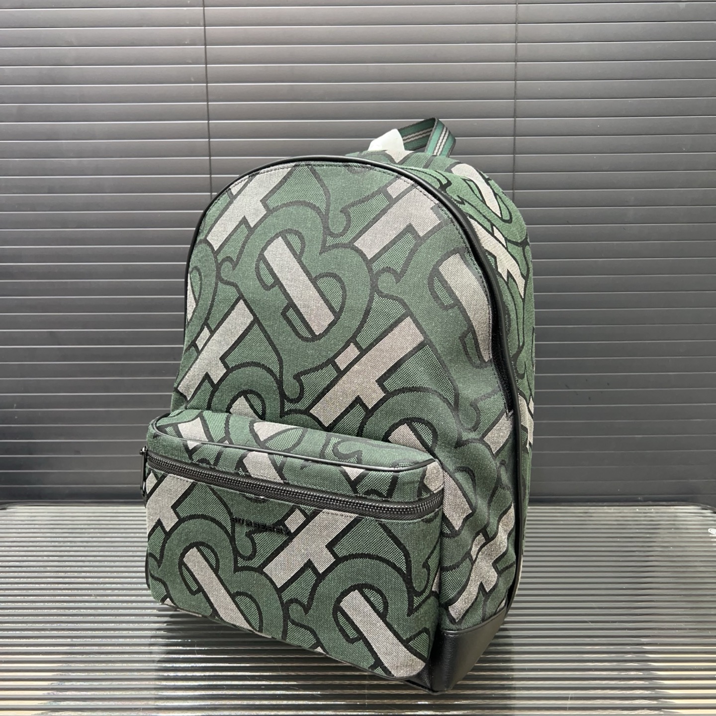 P300 Burberry バーバリー 専属のロゴが入ったジャガードキャンバスのダブルショルダーバッグ。