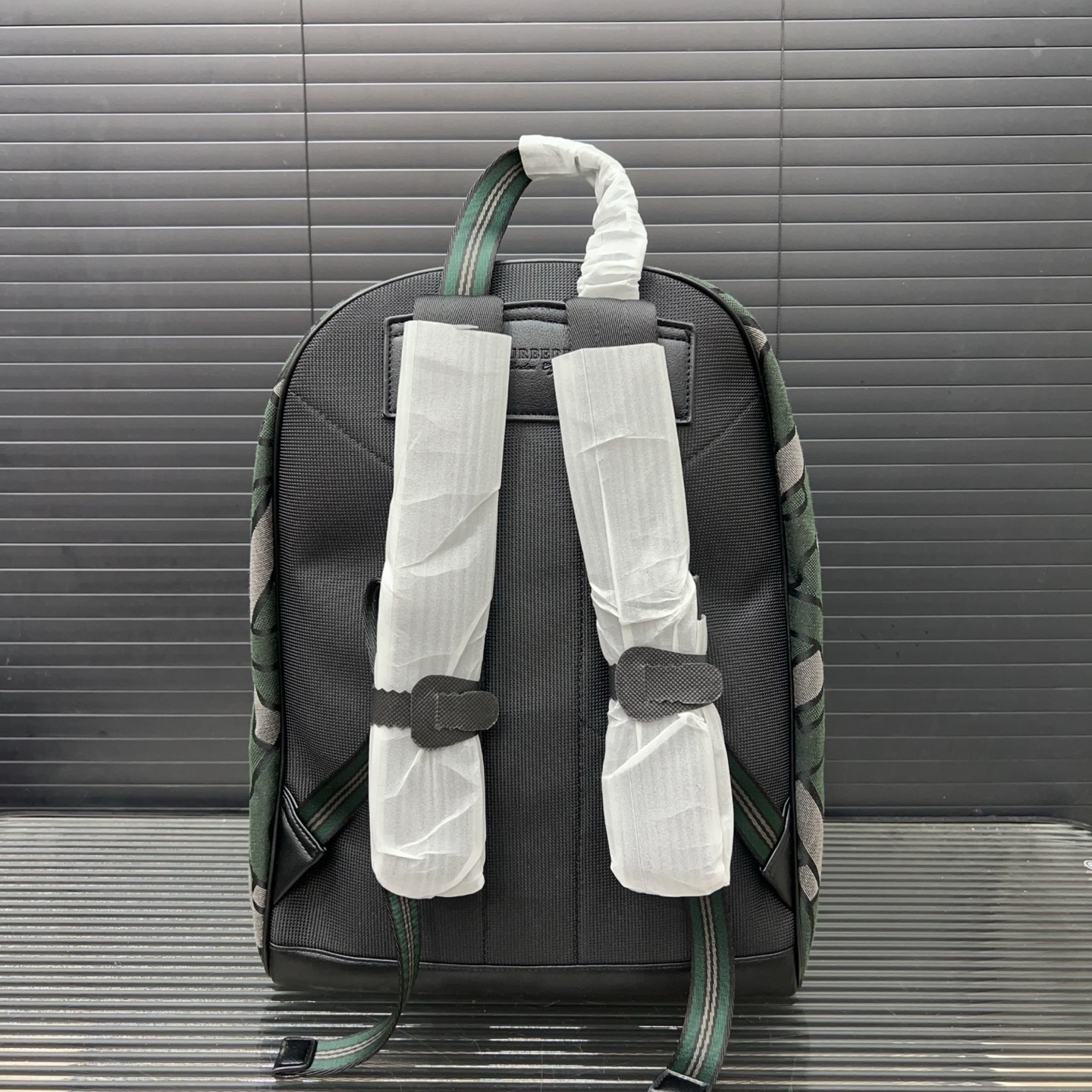 P300 Burberry バーバリー 専属のロゴが入ったジャガードキャンバスのダブルショルダーバッグ。