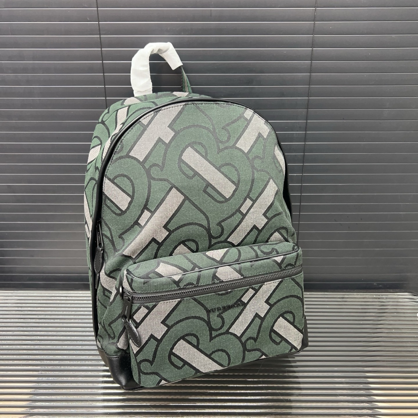 P300 Burberry バーバリー 専属のロゴが入ったジャガードキャンバスのダブルショルダーバッグ。