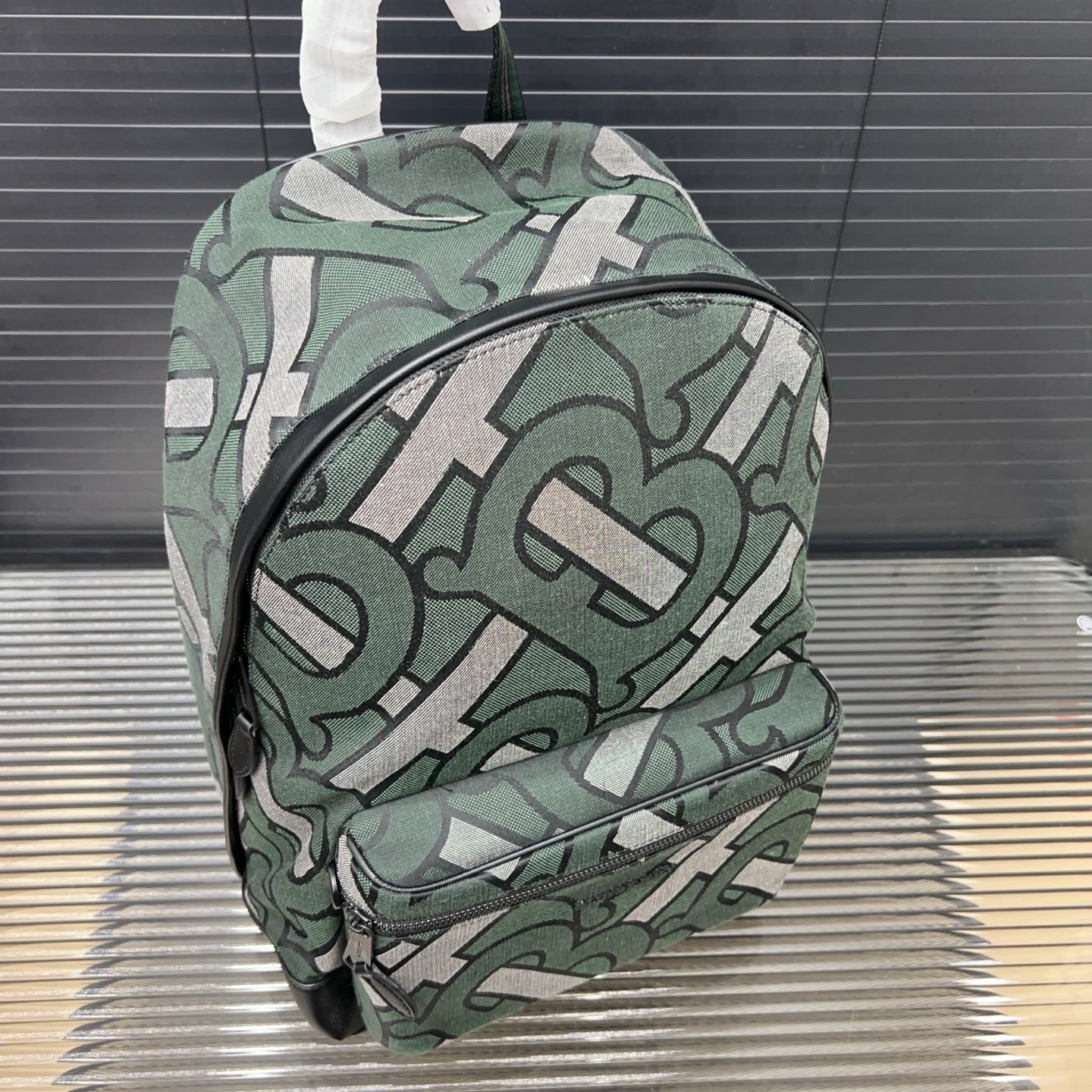 P300 Burberry バーバリー 専属のロゴが入ったジャガードキャンバスのダブルショルダーバッグ。