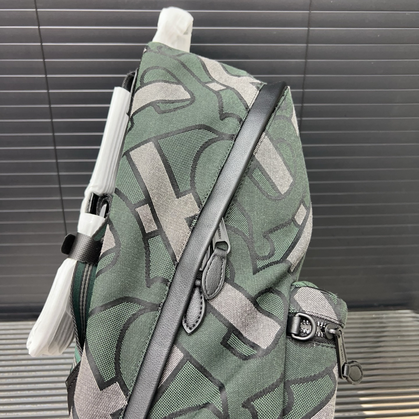 P300 Burberry バーバリー 専属のロゴが入ったジャガードキャンバスのダブルショルダーバッグ。