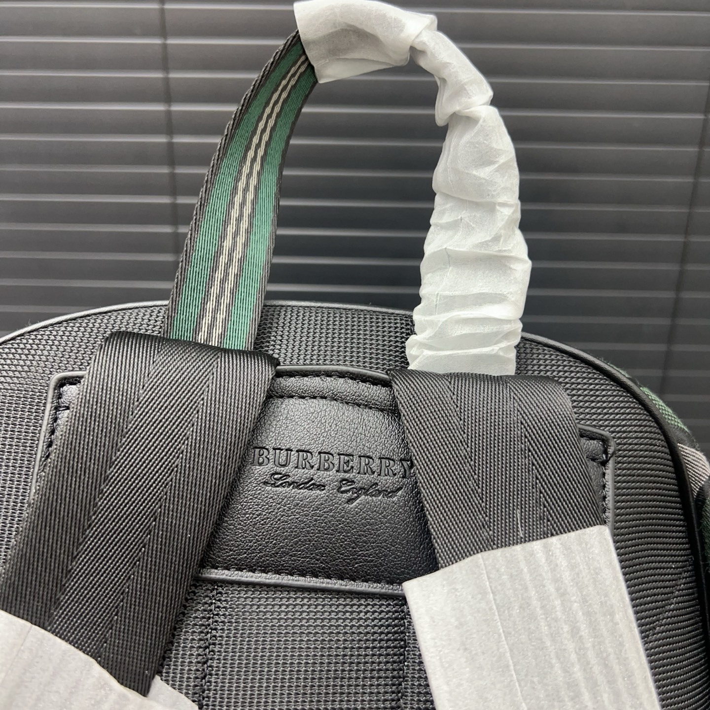 P300 Burberry バーバリー 専属のロゴが入ったジャガードキャンバスのダブルショルダーバッグ。