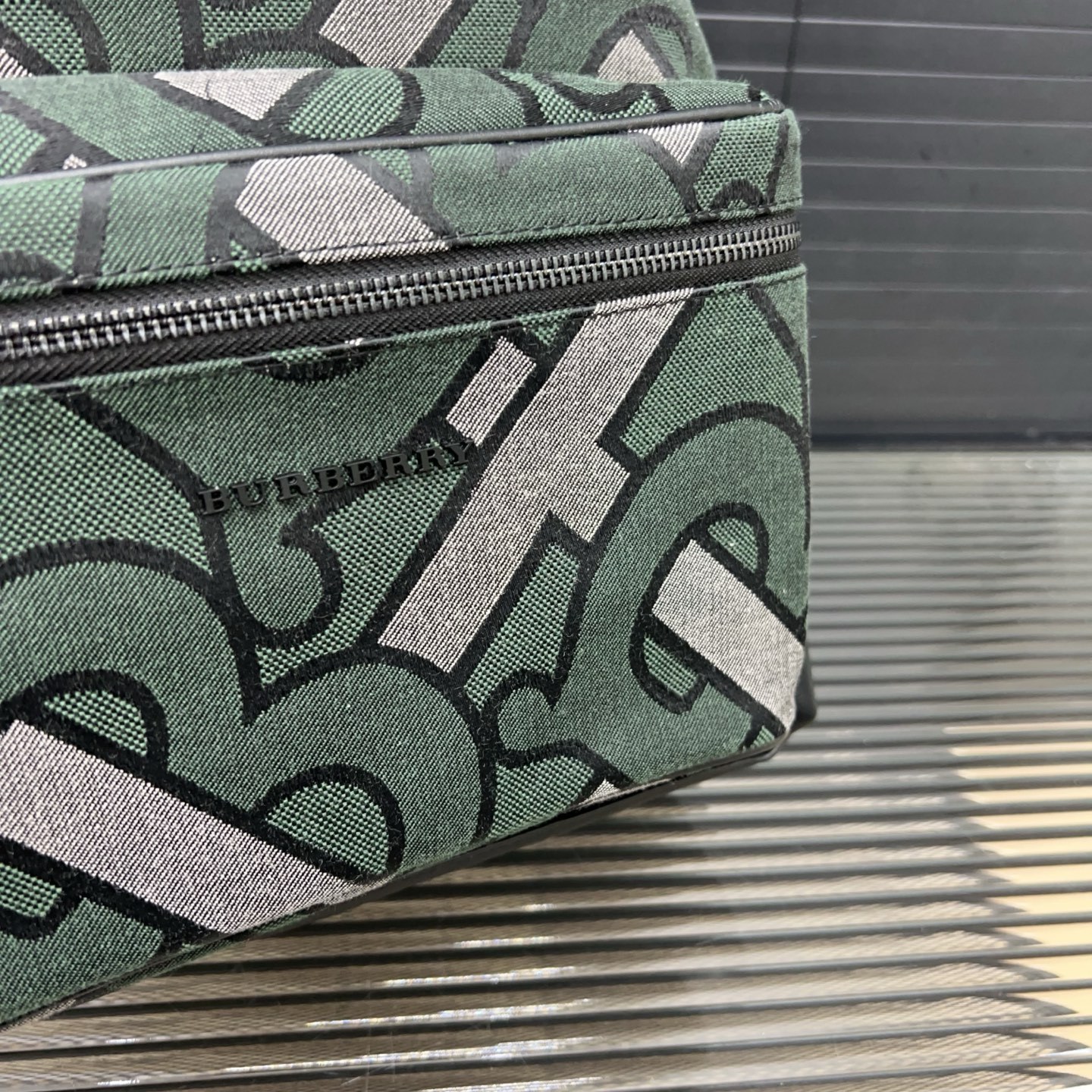 P300 Burberry バーバリー 専属のロゴが入ったジャガードキャンバスのダブルショルダーバッグ。