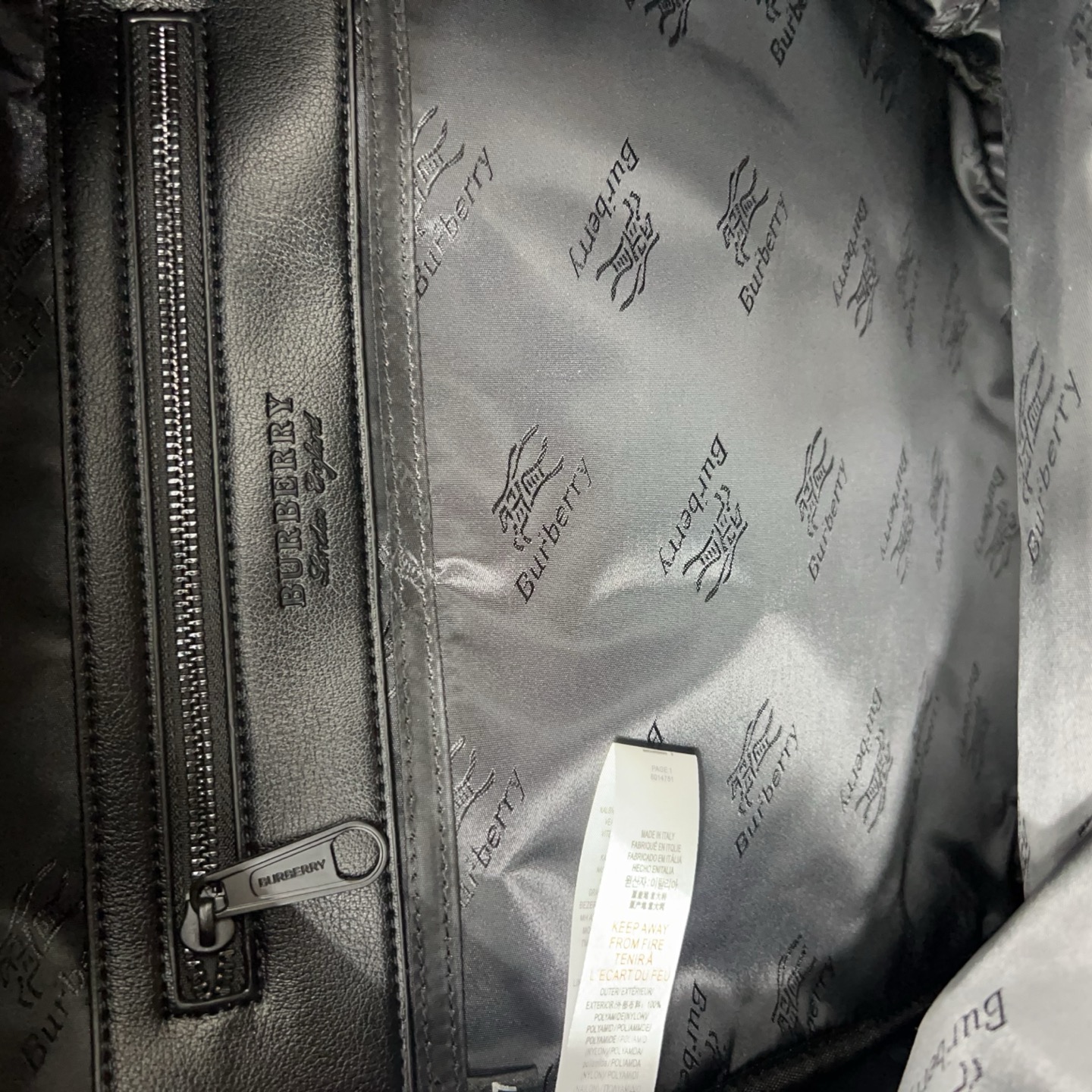 P300 Burberry バーバリー 専属のロゴが入ったジャガードキャンバスのダブルショルダーバッグ。