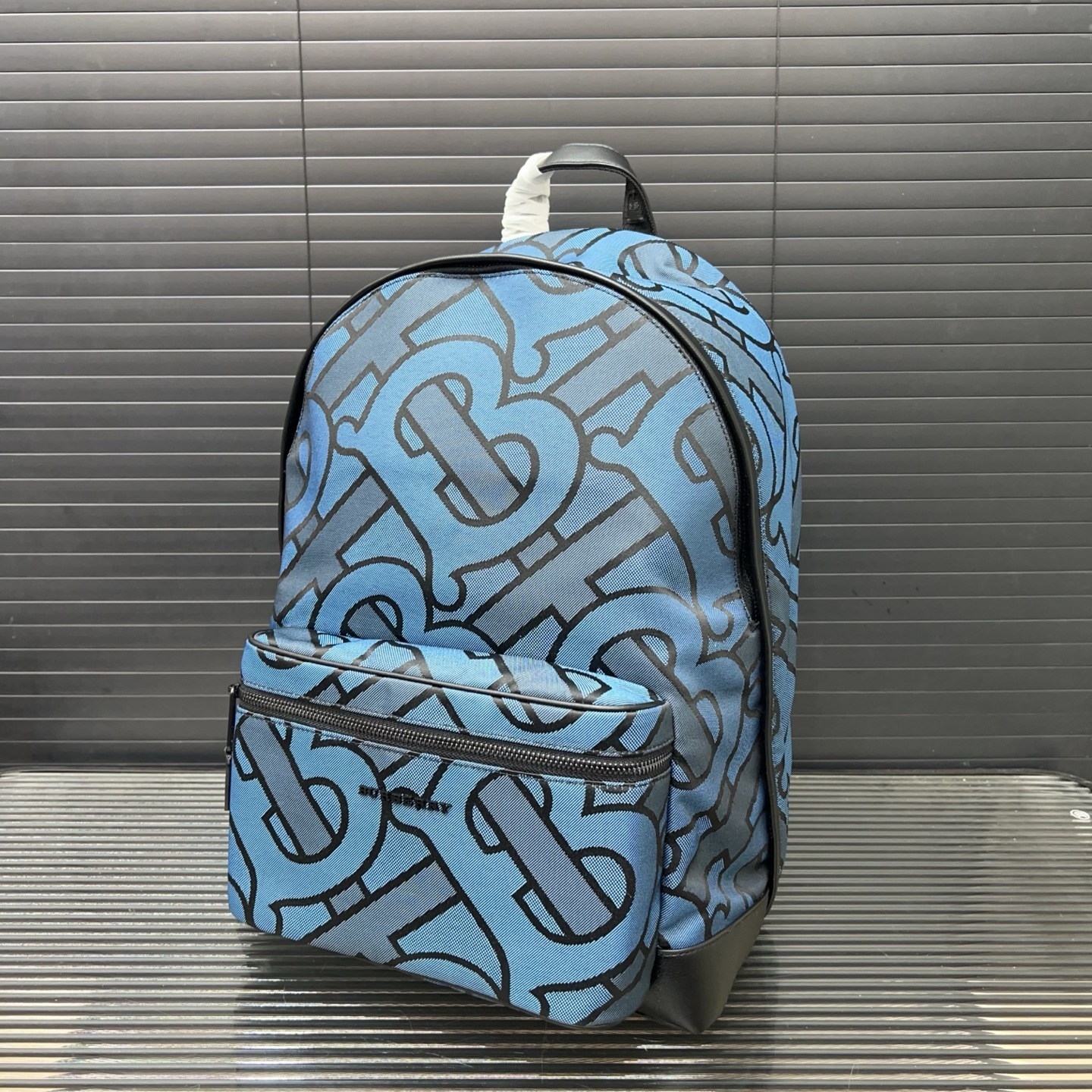 P300 Burberry バーバリー 専属のアイデンティティ柄のジャガードキャンバス製のダブルショルダーバッグ。