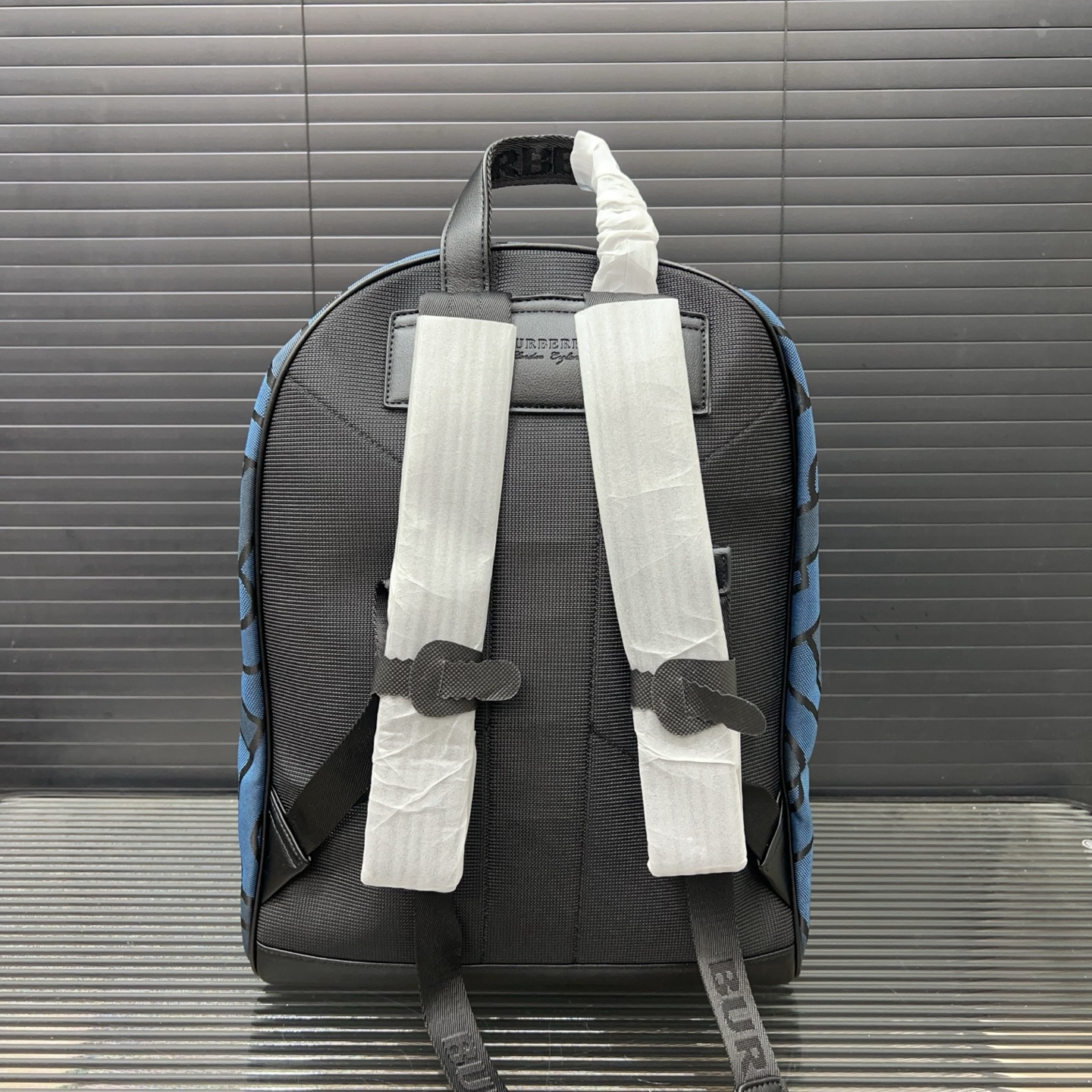 P300 Burberry バーバリー 専属のアイデンティティ柄のジャガードキャンバス製のダブルショルダーバッグ。