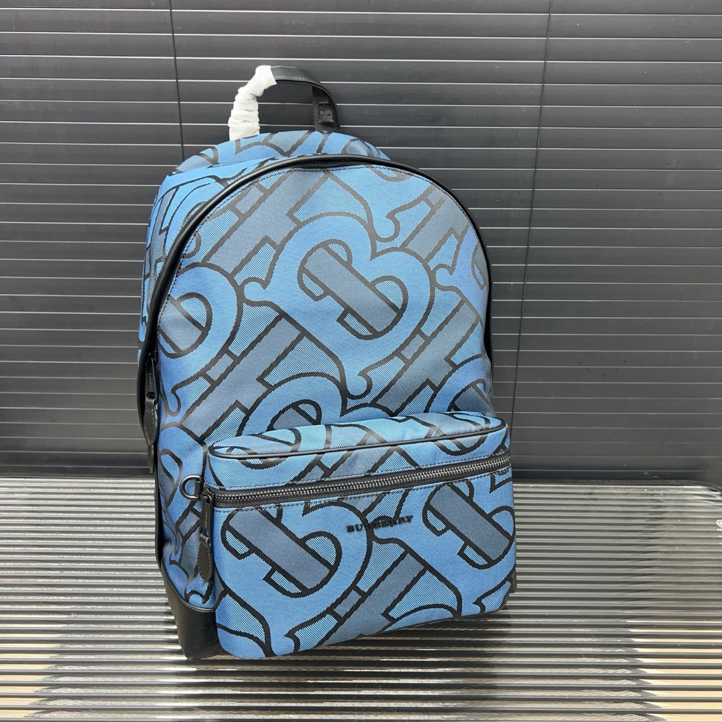 P300 Burberry バーバリー 専属のアイデンティティ柄のジャガードキャンバス製のダブルショルダーバッグ。