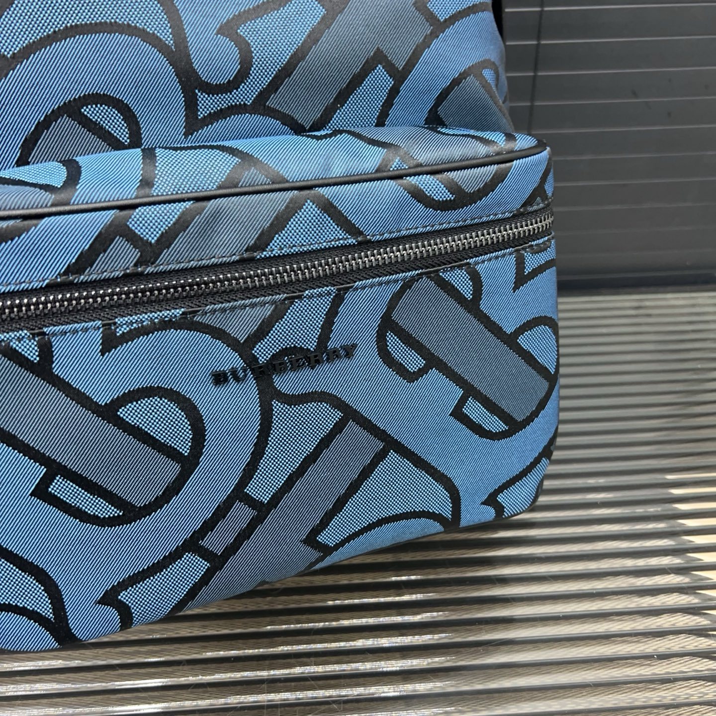 P300 Burberry バーバリー 専属のアイデンティティ柄のジャガードキャンバス製のダブルショルダーバッグ。