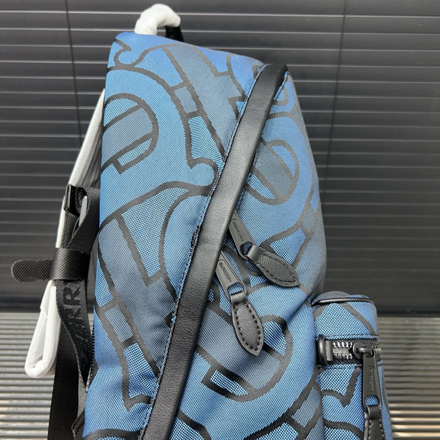 P300 Burberry バーバリー 専属のアイデンティティ柄のジャガードキャンバス製のダブルショルダーバッグ。