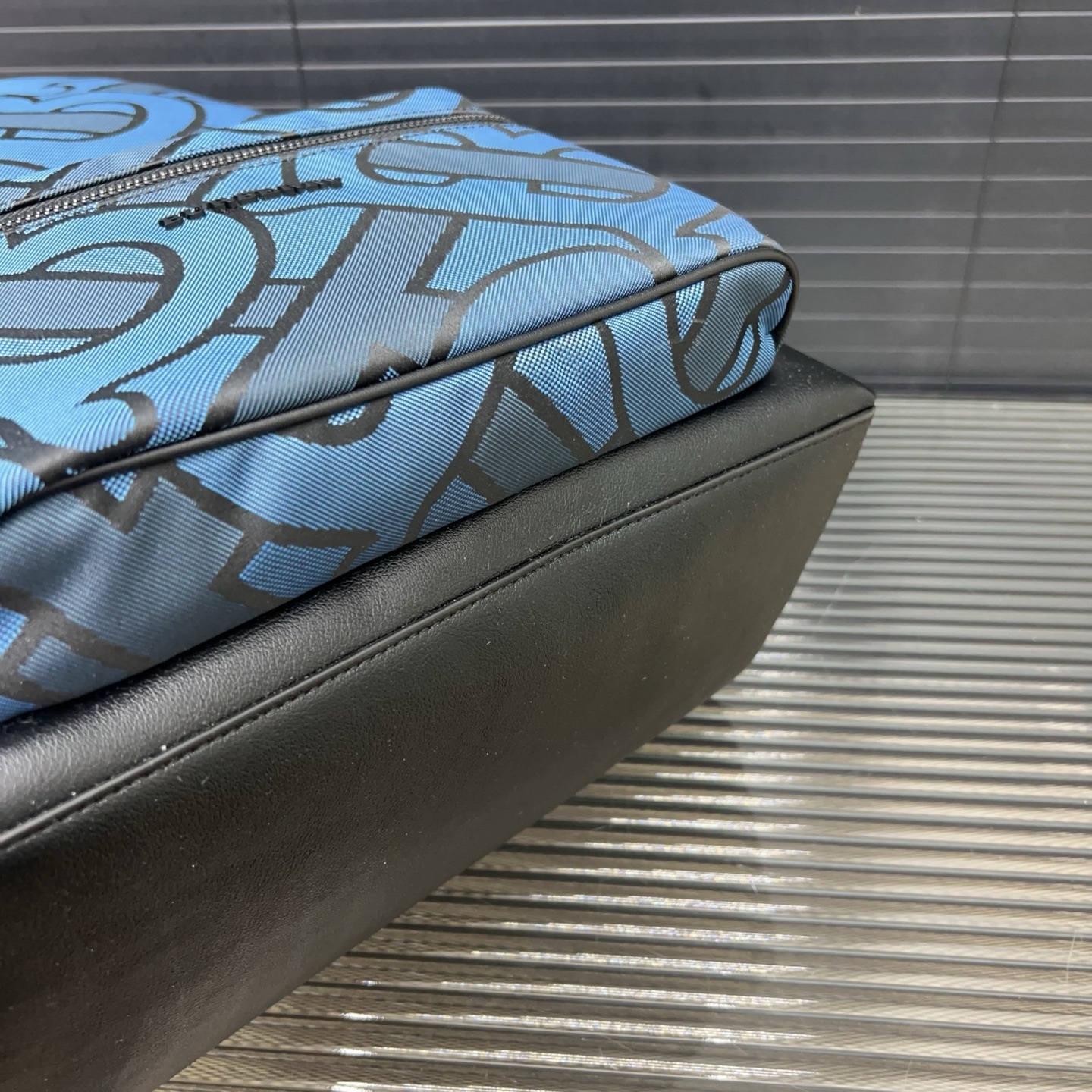 P300 Burberry バーバリー 専属のアイデンティティ柄のジャガードキャンバス製のダブルショルダーバッグ。