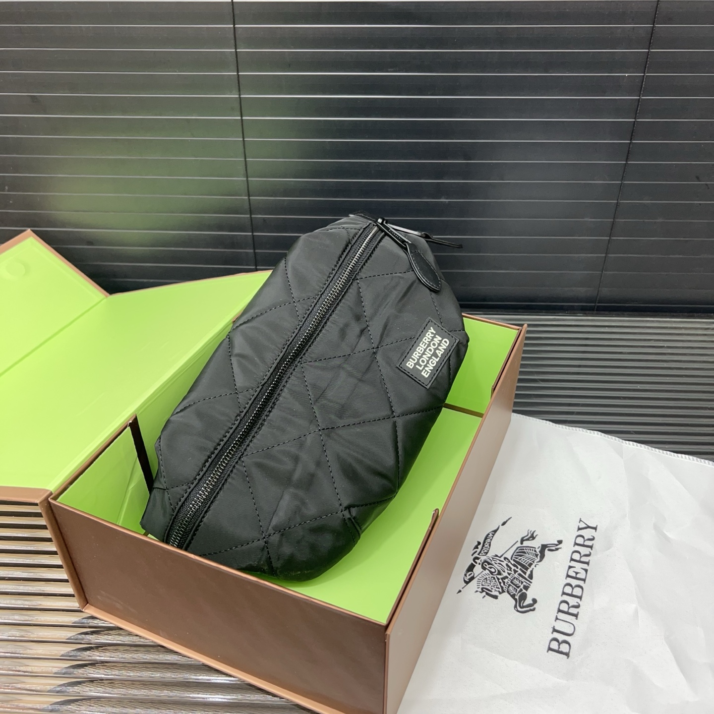 Burberry バーバリー Sonny のウエストポーチ兼シングルショルダーバッグ 🚹 男女兼用の斜め掛けバッグ（チェストバッグ）です。