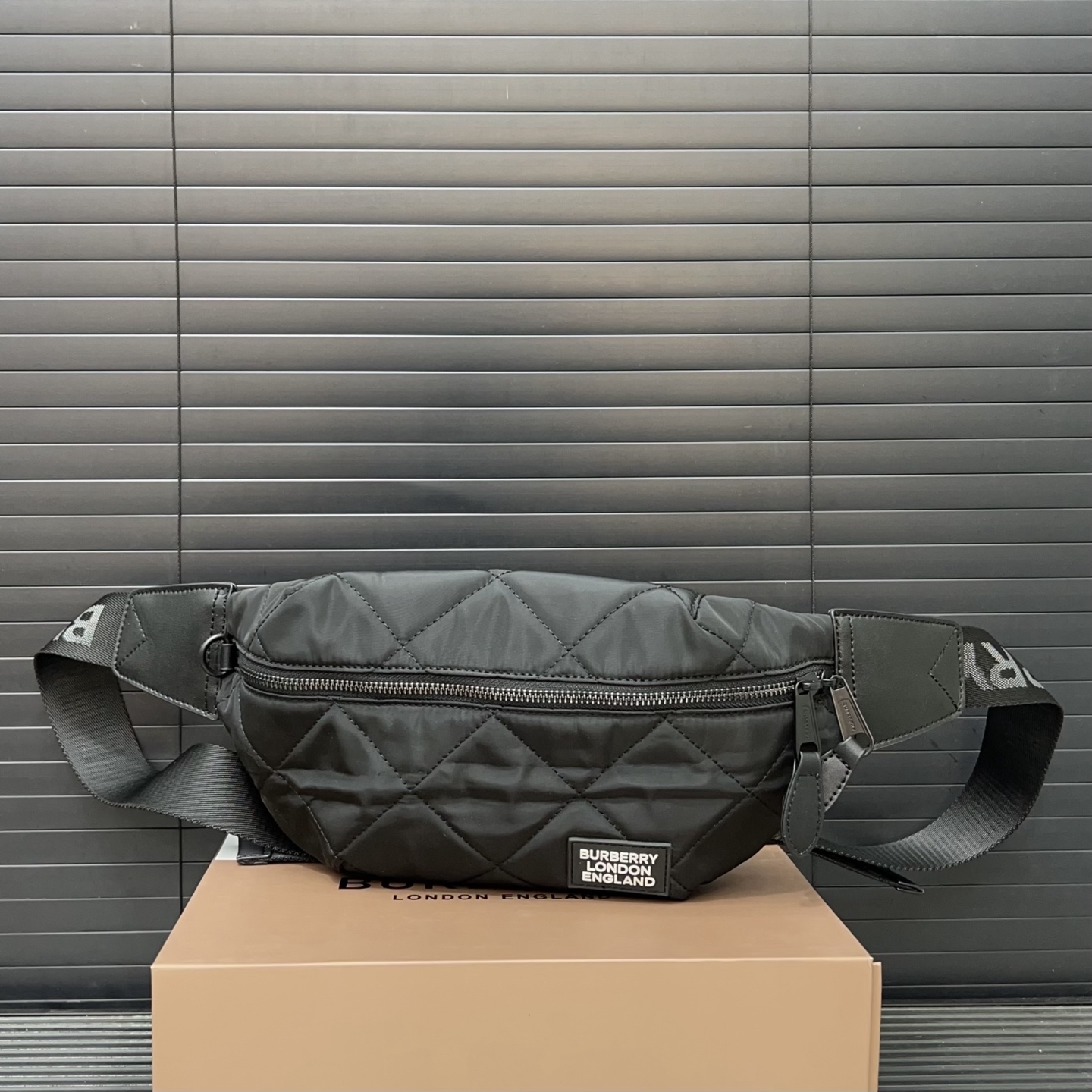 Burberry バーバリー Sonny のウエストポーチ兼シングルショルダーバッグ 🚹 男女兼用の斜め掛けバッグ（チェストバッグ）です。