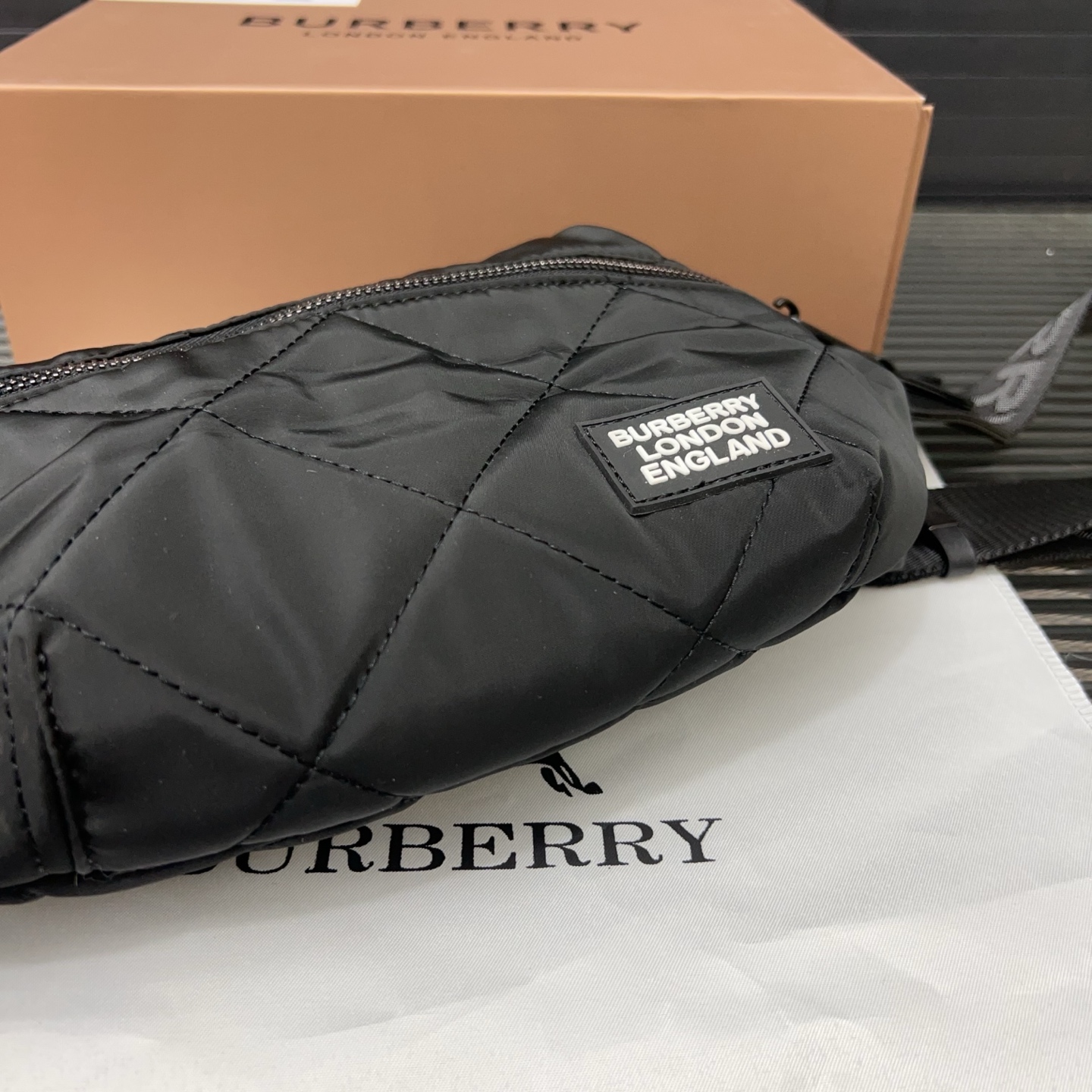 Burberry バーバリー Sonny のウエストポーチ兼シングルショルダーバッグ 🚹 男女兼用の斜め掛けバッグ（チェストバッグ）です。