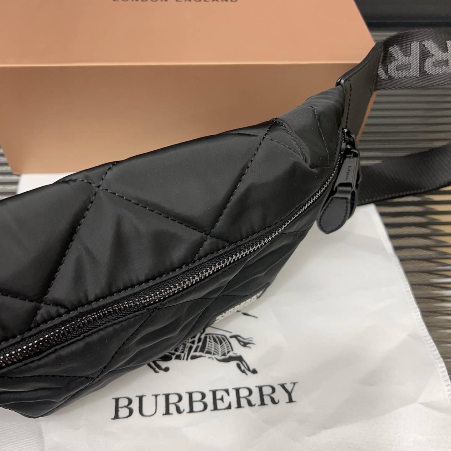 Burberry バーバリー Sonny のウエストポーチ兼シングルショルダーバッグ 🚹 男女兼用の斜め掛けバッグ（チェストバッグ）です。