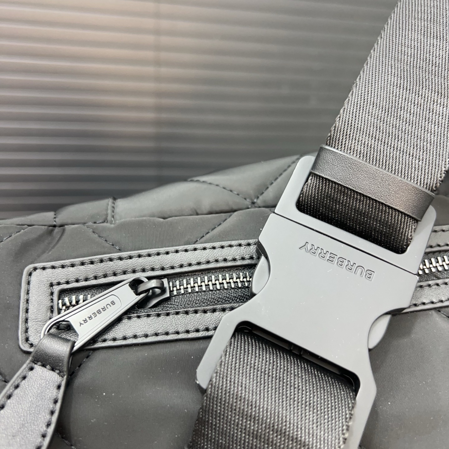 Burberry バーバリー Sonny のウエストポーチ兼シングルショルダーバッグ 🚹 男女兼用の斜め掛けバッグ（チェストバッグ）です。