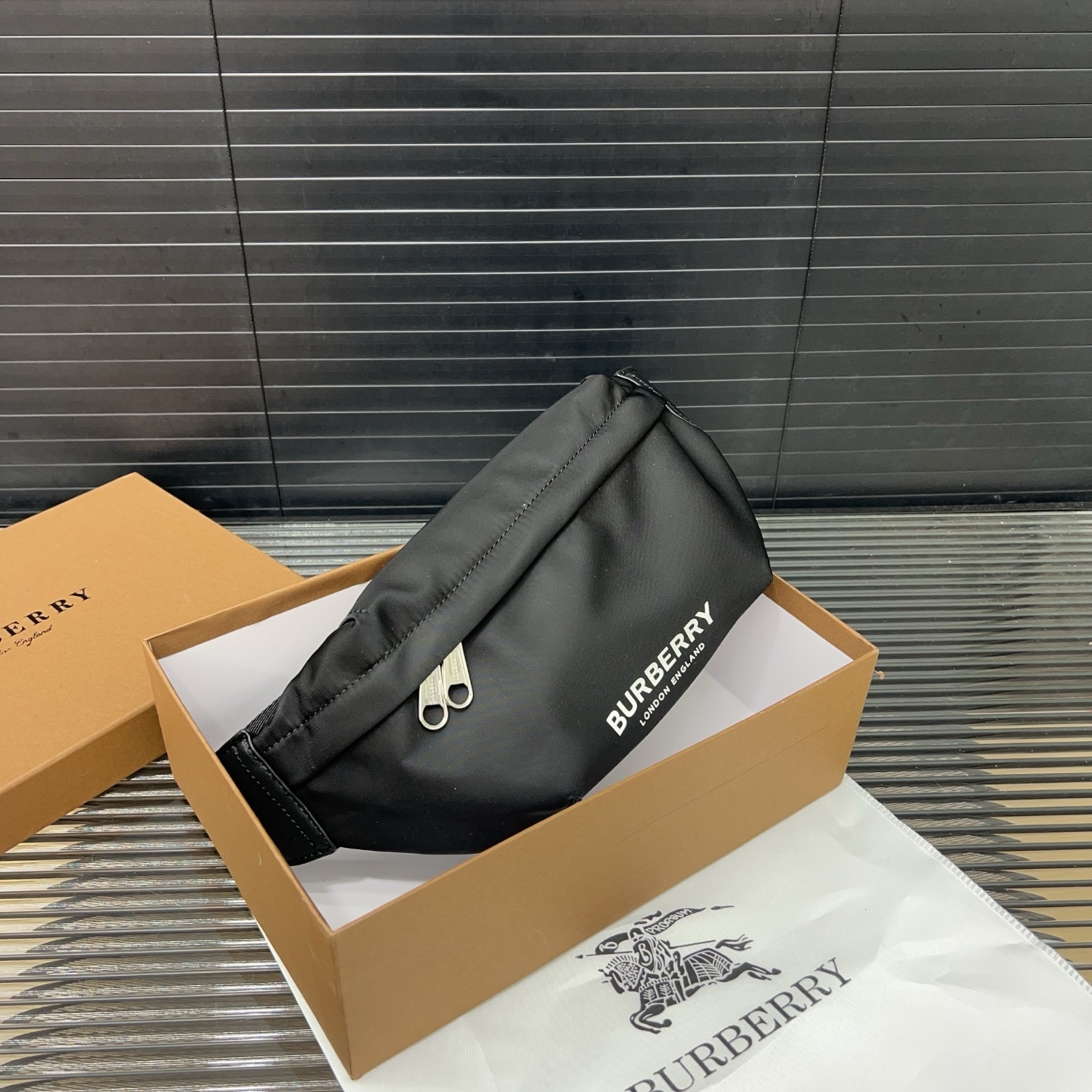 Burberry バーバリー Sonny のウエストバッグ兼シングルショルダーバッグ