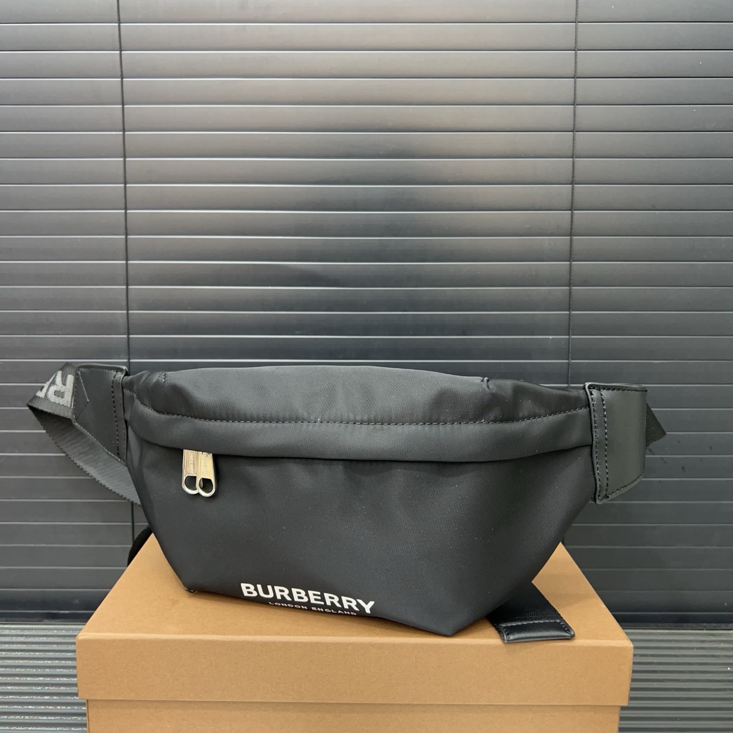 Burberry バーバリー Sonny のウエストバッグ兼シングルショルダーバッグ
