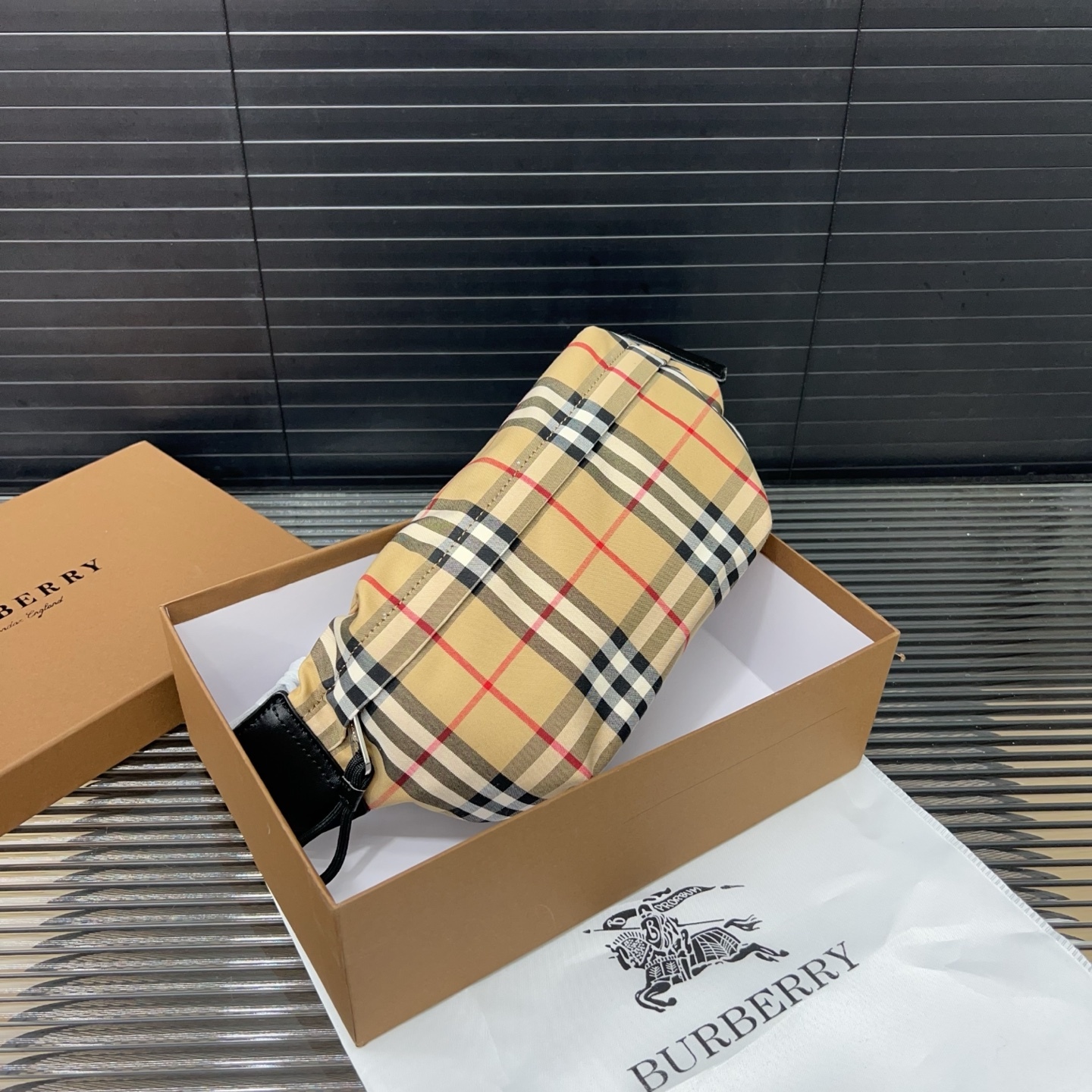 Burberry バーバリー 格子模様のウエストバッグ兼シングルショルダーバッグ。🚹男女兼用の斜め掛けバッグ（チェストバッグ）