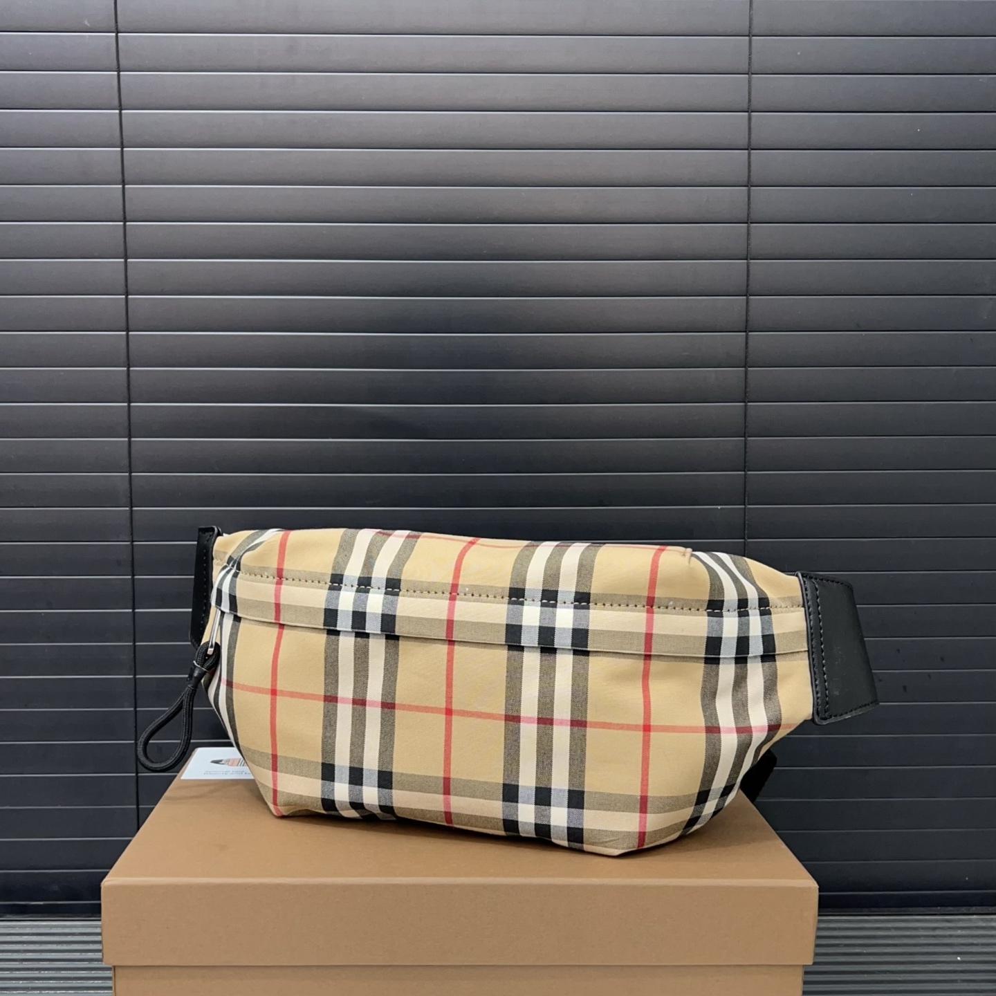 Burberry バーバリー 格子模様のウエストバッグ兼シングルショルダーバッグ。🚹男女兼用の斜め掛けバッグ（チェストバッグ）