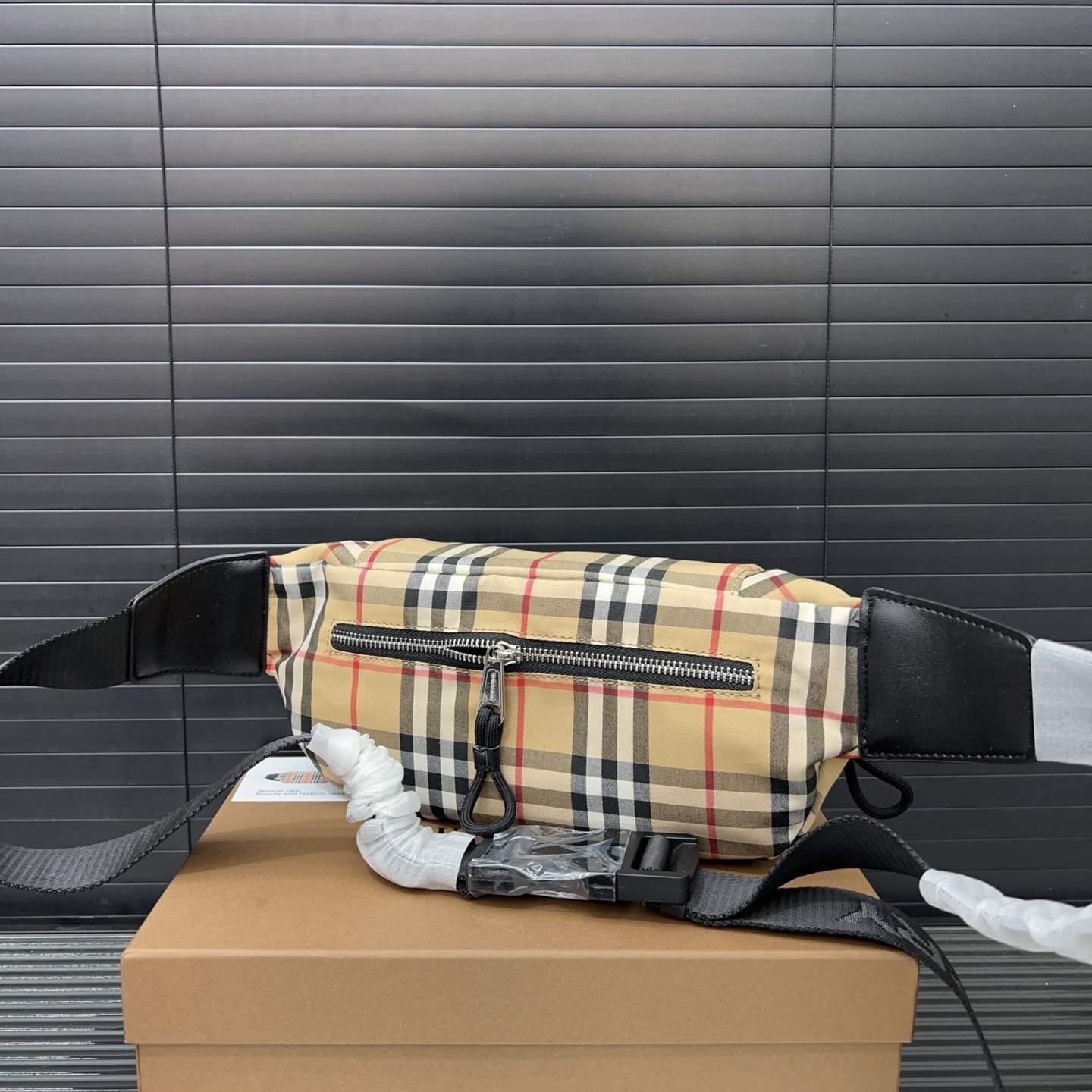 Burberry バーバリー 格子模様のウエストバッグ兼シングルショルダーバッグ。🚹男女兼用の斜め掛けバッグ（チェストバッグ）