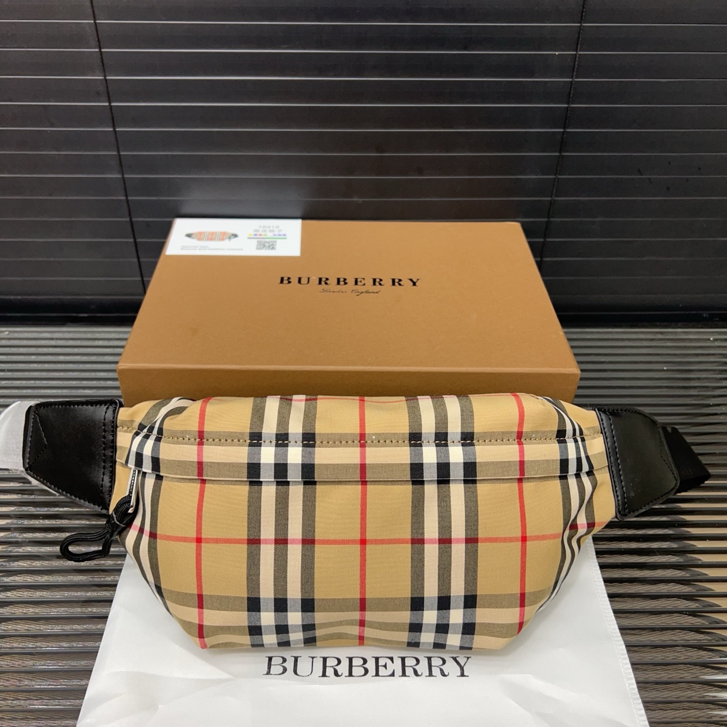 Burberry バーバリー 格子模様のウエストバッグ兼シングルショルダーバッグ。🚹男女兼用の斜め掛けバッグ（チェストバッグ）
