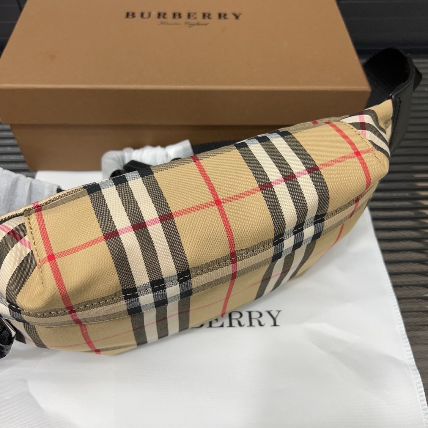 Burberry バーバリー 格子模様のウエストバッグ兼シングルショルダーバッグ。🚹男女兼用の斜め掛けバッグ（チェストバッグ）