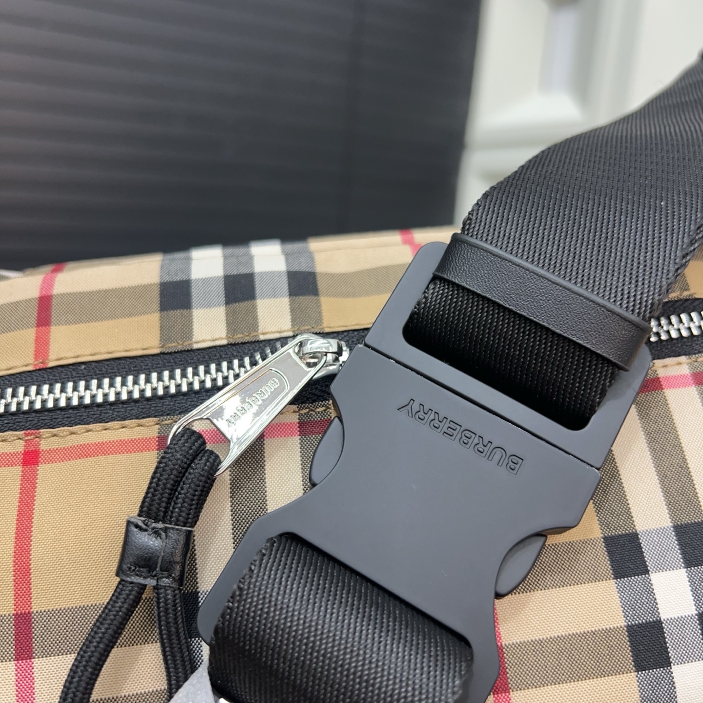 Burberry バーバリー 格子模様のウエストバッグ兼シングルショルダーバッグ。🚹男女兼用の斜め掛けバッグ（チェストバッグ）