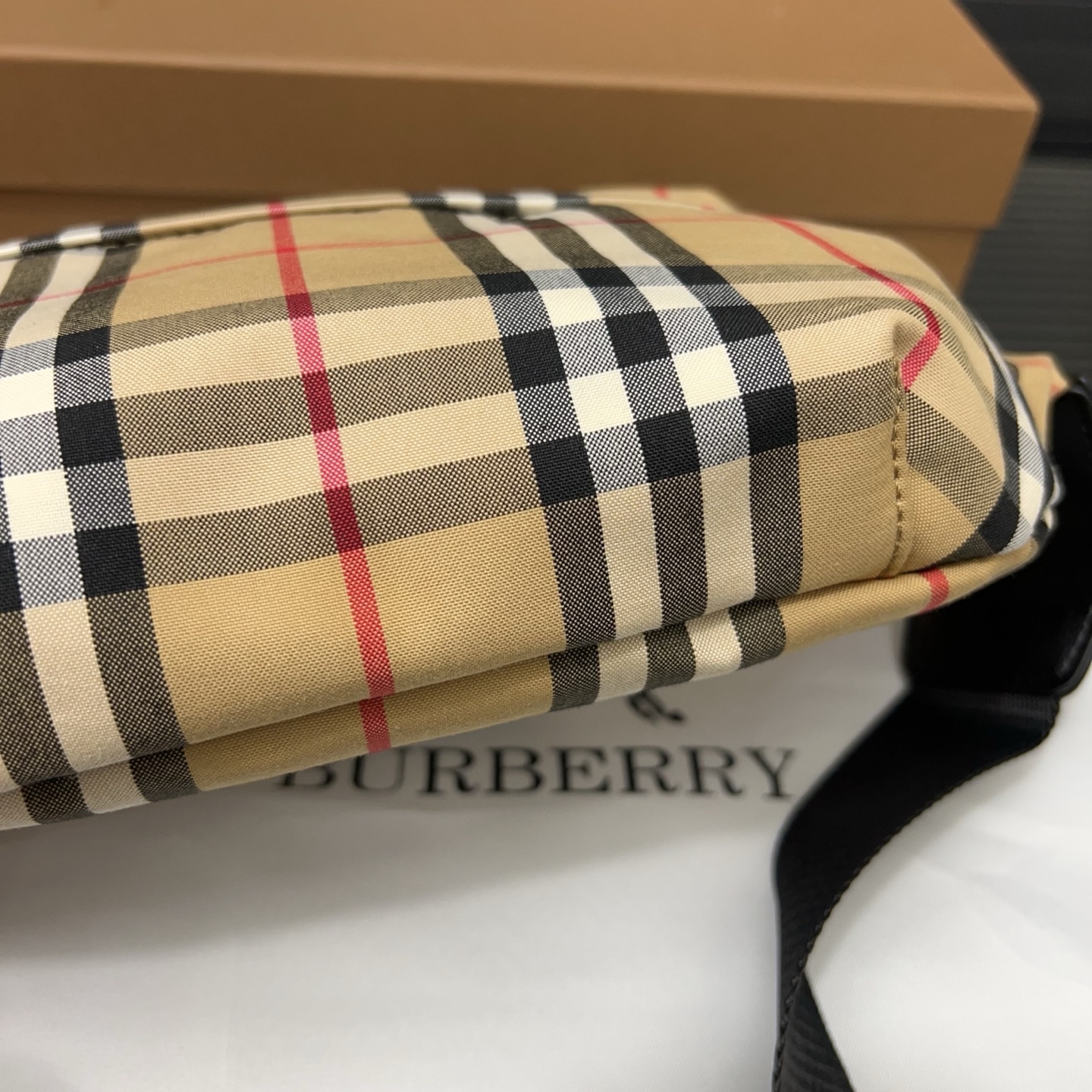 Burberry バーバリー 格子模様のウエストバッグ兼シングルショルダーバッグ。🚹男女兼用の斜め掛けバッグ（チェストバッグ）