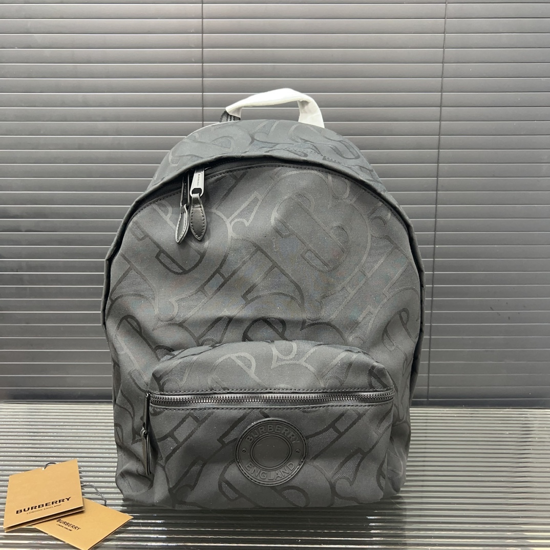 Burberry バーバリー ロゴプリントの ECONYL® 製ダブルショルダーバッグ。男女兼用のリュックサックです。