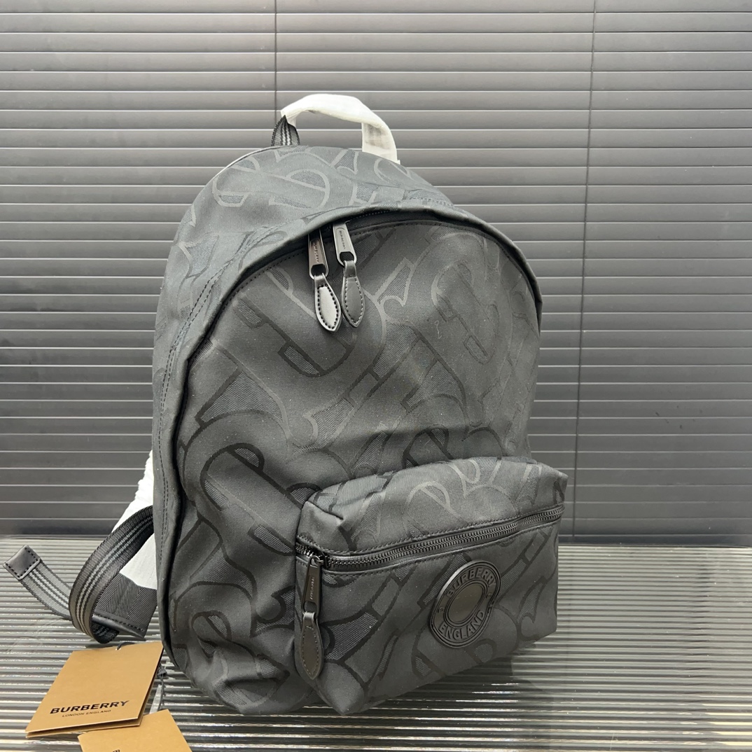 Burberry バーバリー ロゴプリントの ECONYL® 製ダブルショルダーバッグ。男女兼用のリュックサックです。