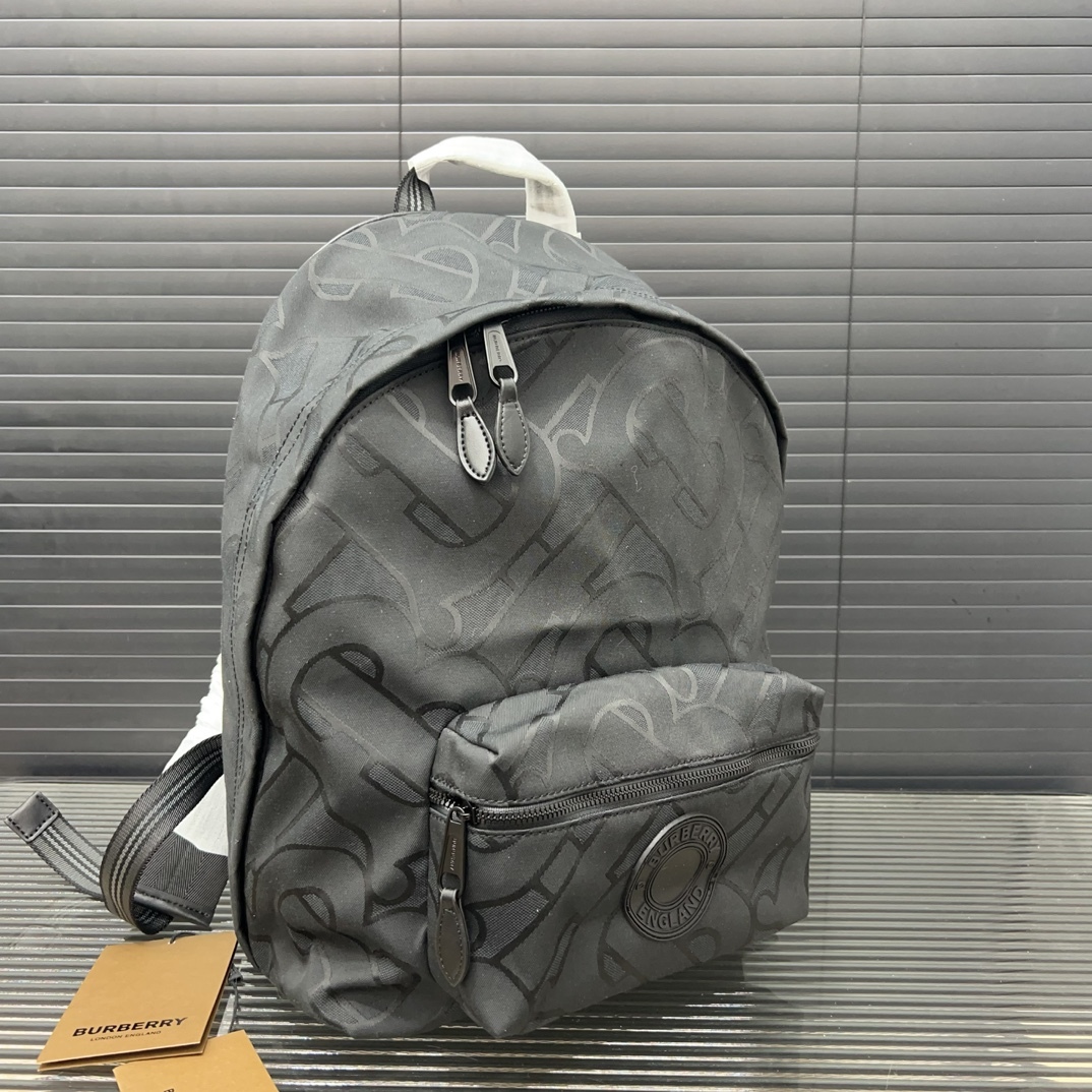 Burberry バーバリー ロゴプリントの ECONYL® 製ダブルショルダーバッグ。男女兼用のリュックサックです。
