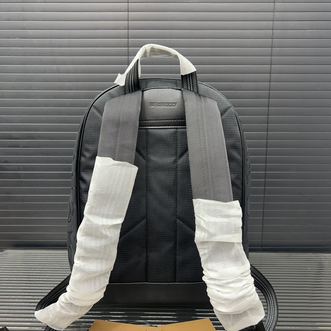 Burberry バーバリー ロゴプリントの ECONYL® 製ダブルショルダーバッグ。男女兼用のリュックサックです。