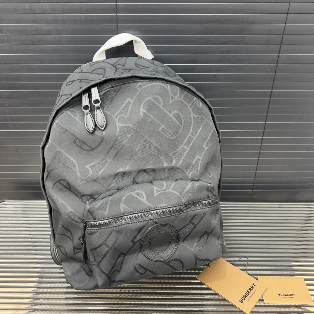 Burberry バーバリー ロゴプリントの ECONYL® 製ダブルショルダーバッグ。男女兼用のリュックサックです。