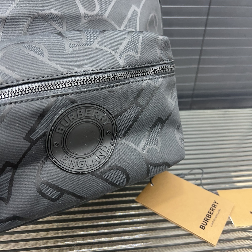 Burberry バーバリー ロゴプリントの ECONYL® 製ダブルショルダーバッグ。男女兼用のリュックサックです。