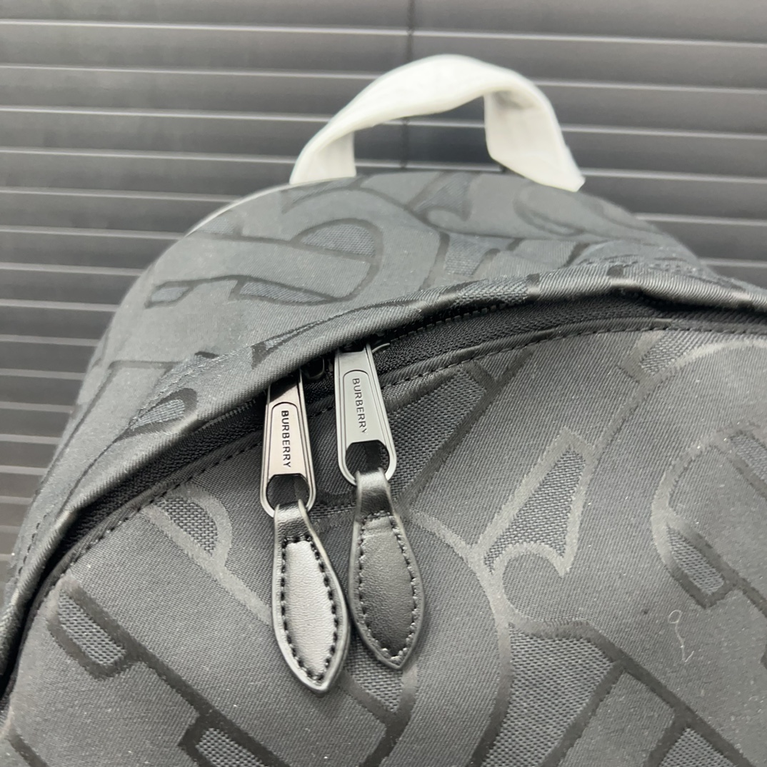 Burberry バーバリー ロゴプリントの ECONYL® 製ダブルショルダーバッグ。男女兼用のリュックサックです。