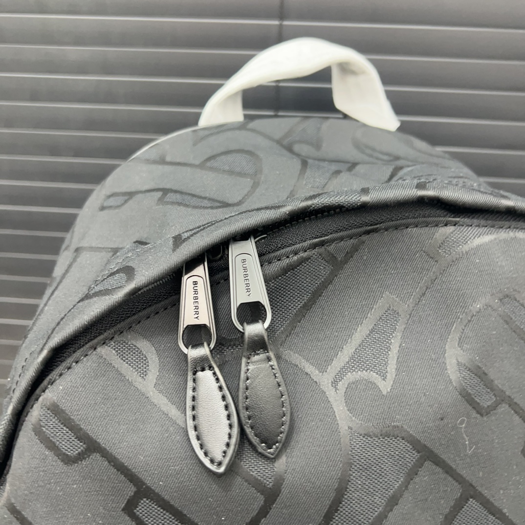 Burberry バーバリー ロゴプリントの ECONYL® 製ダブルショルダーバッグ。男女兼用のリュックサックです。