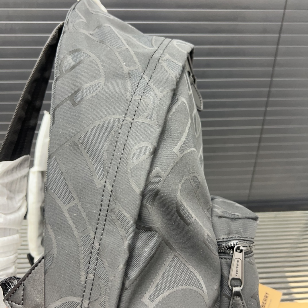 Burberry バーバリー ロゴプリントの ECONYL® 製ダブルショルダーバッグ。男女兼用のリュックサックです。