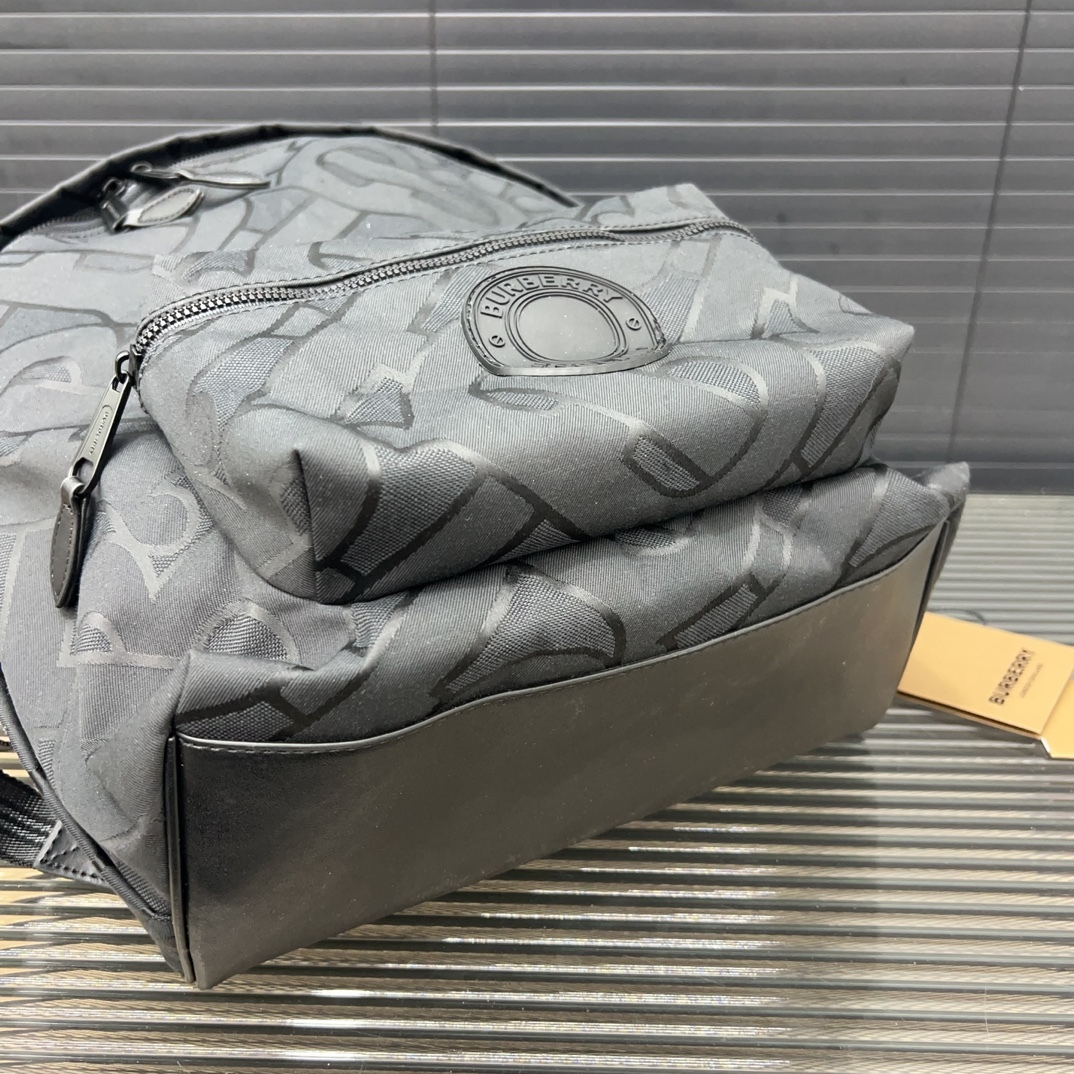 Burberry バーバリー ロゴプリントの ECONYL® 製ダブルショルダーバッグ。男女兼用のリュックサックです。