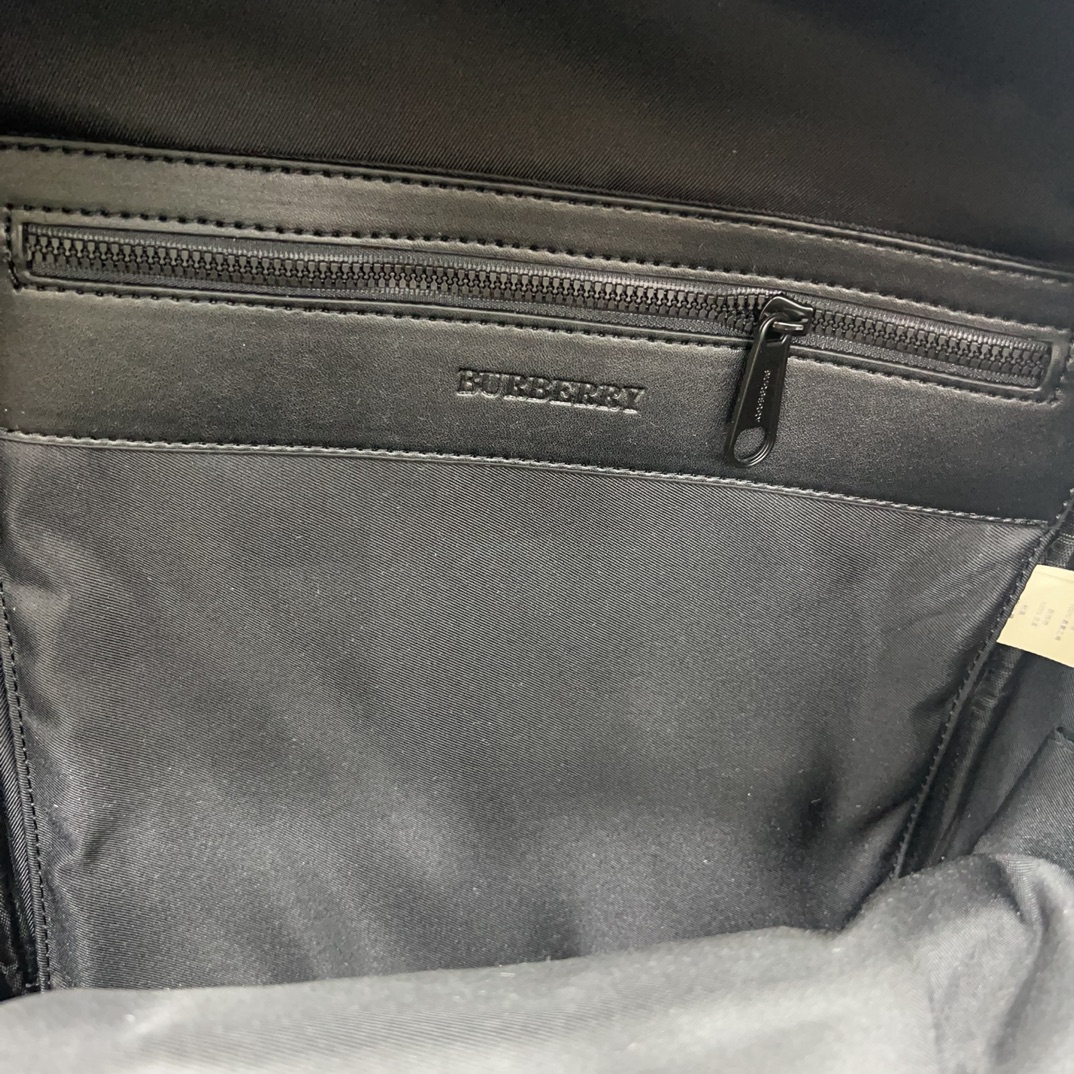 Burberry バーバリー ロゴプリントの ECONYL® 製ダブルショルダーバッグ。男女兼用のリュックサックです。