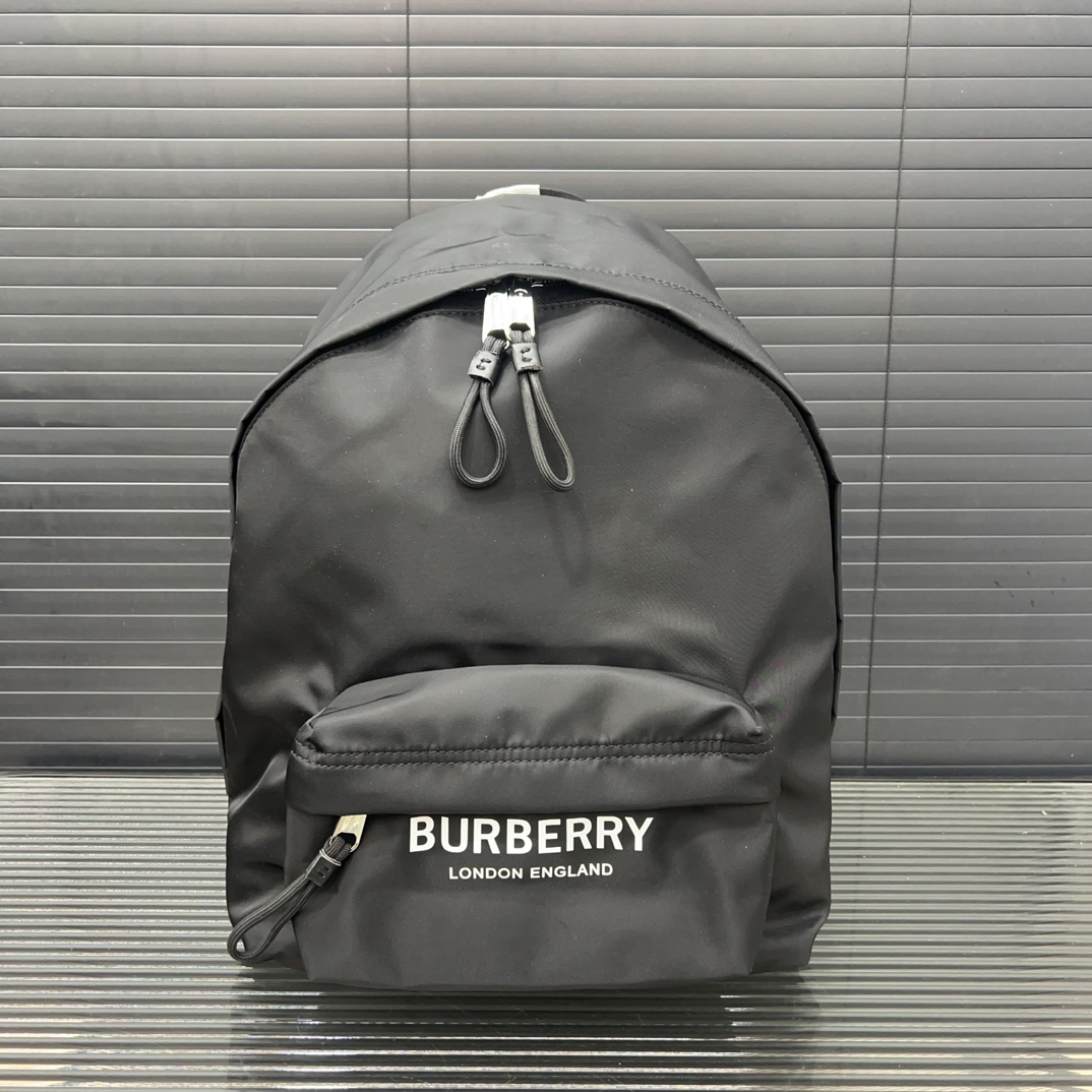 Burberry バーバリー ロゴプリントの ECONYL® 製ダブルショルダーバッグ。男女兼用のリュックサックです。