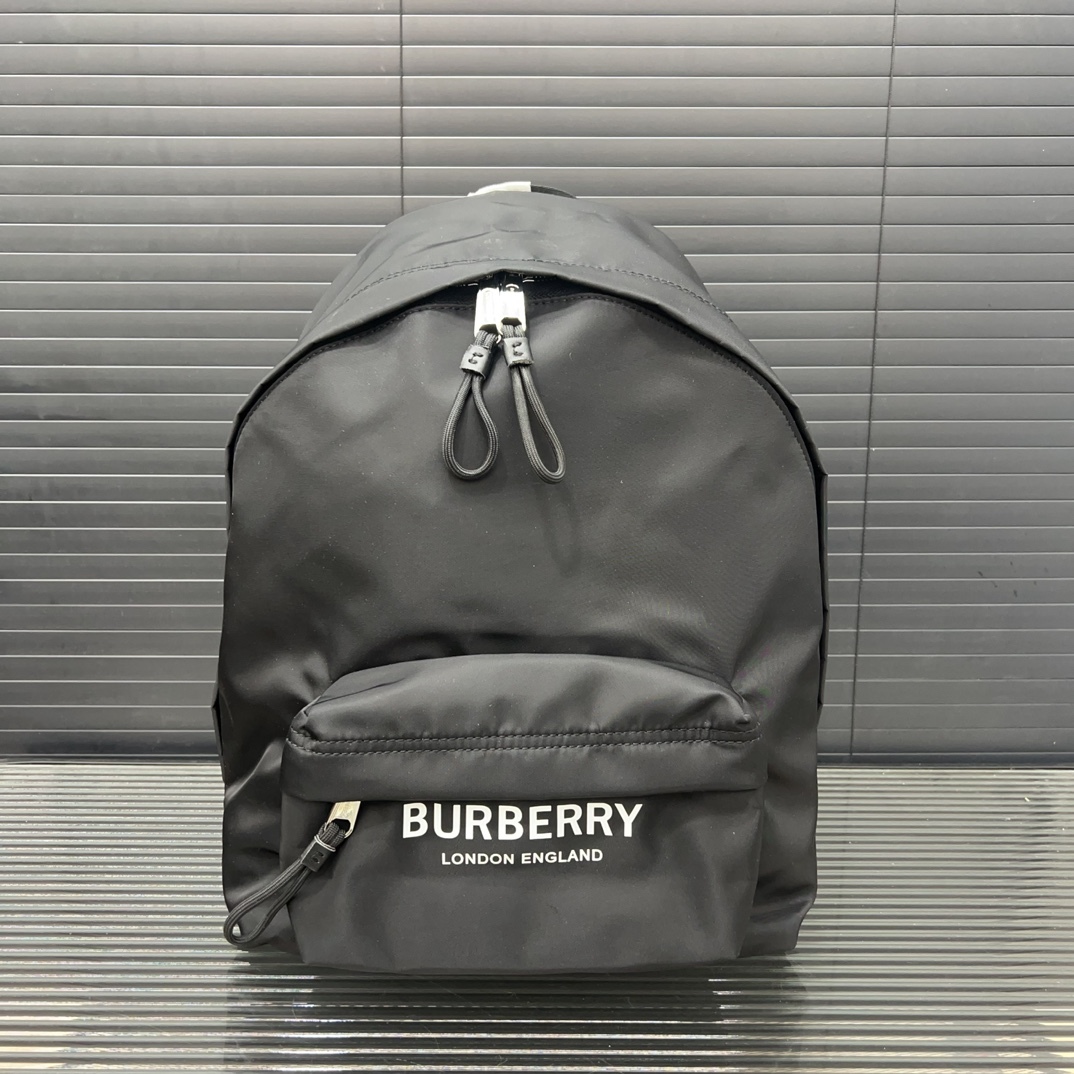 Burberry バーバリー ロゴプリントの ECONYL® 製ダブルショルダーバッグ。男女兼用のリュックサックです。