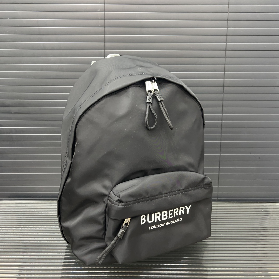 Burberry バーバリー ロゴプリントの ECONYL® 製ダブルショルダーバッグ。男女兼用のリュックサックです。