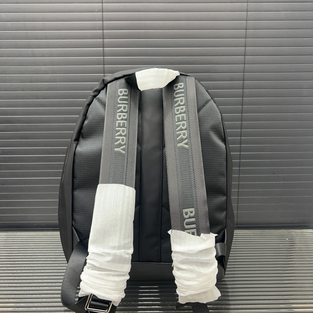 Burberry バーバリー ロゴプリントの ECONYL® 製ダブルショルダーバッグ。男女兼用のリュックサックです。