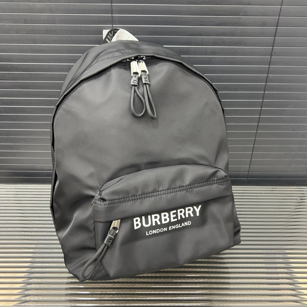 Burberry バーバリー ロゴプリントの ECONYL® 製ダブルショルダーバッグ。男女兼用のリュックサックです。