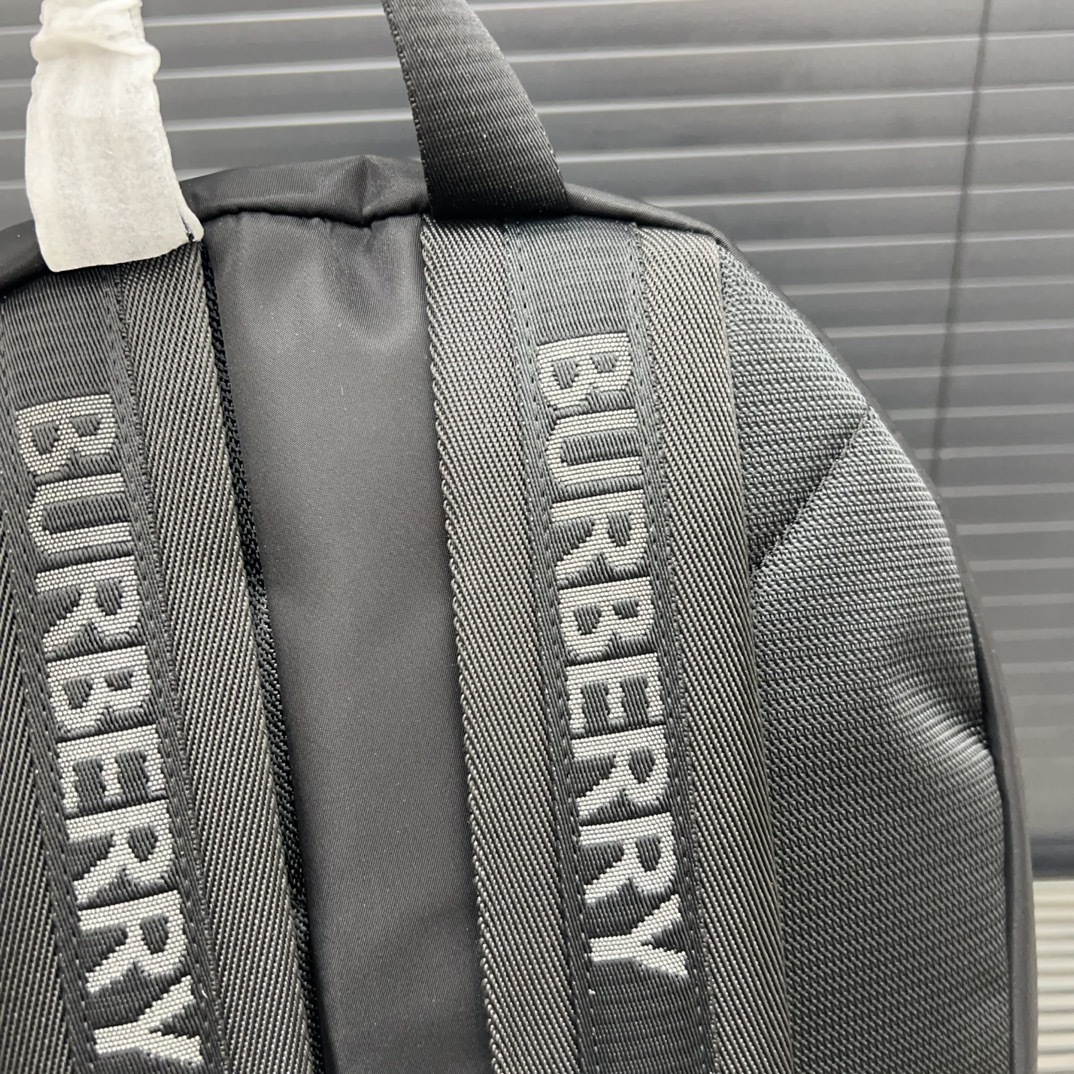 Burberry バーバリー ロゴプリントの ECONYL® 製ダブルショルダーバッグ。男女兼用のリュックサックです。