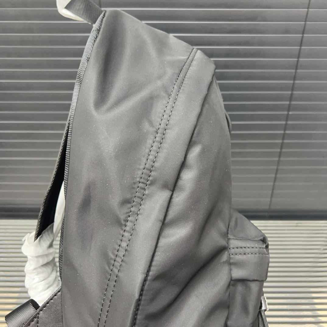 Burberry バーバリー ロゴプリントの ECONYL® 製ダブルショルダーバッグ。男女兼用のリュックサックです。