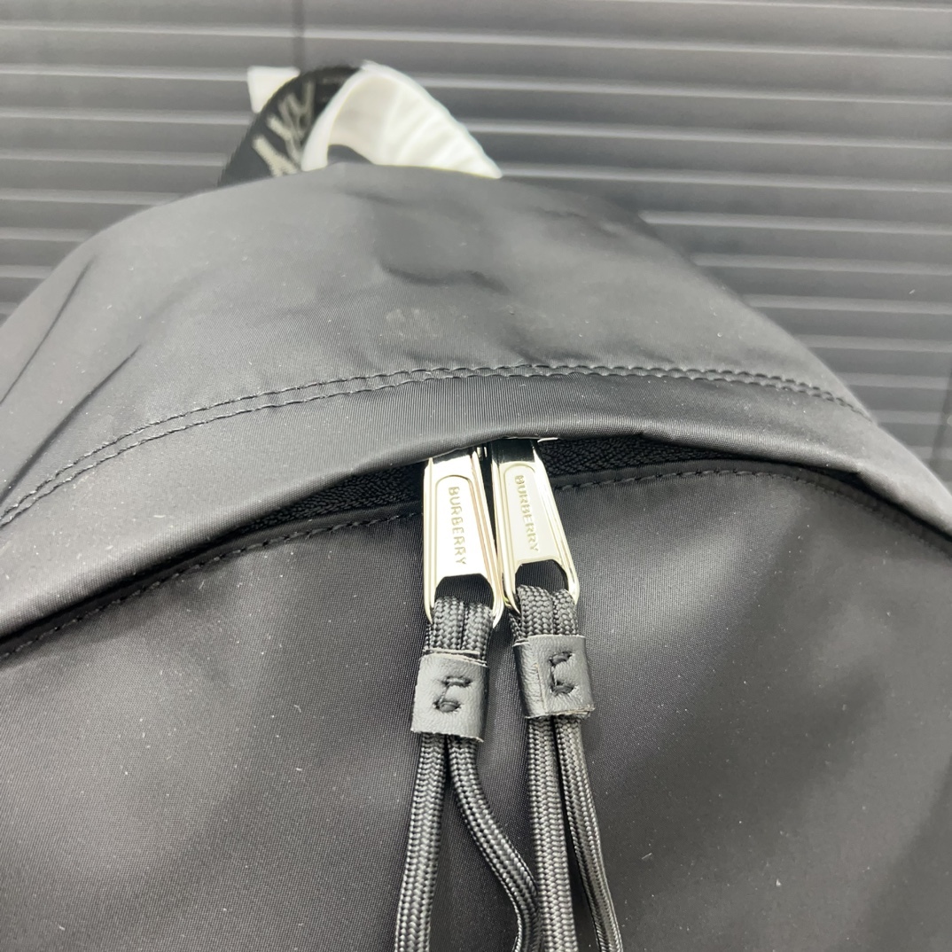 Burberry バーバリー ロゴプリントの ECONYL® 製ダブルショルダーバッグ。男女兼用のリュックサックです。