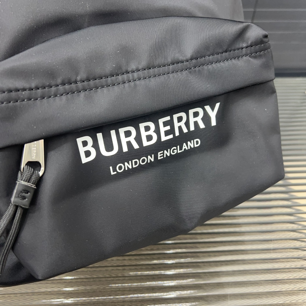 Burberry バーバリー ロゴプリントの ECONYL® 製ダブルショルダーバッグ。男女兼用のリュックサックです。