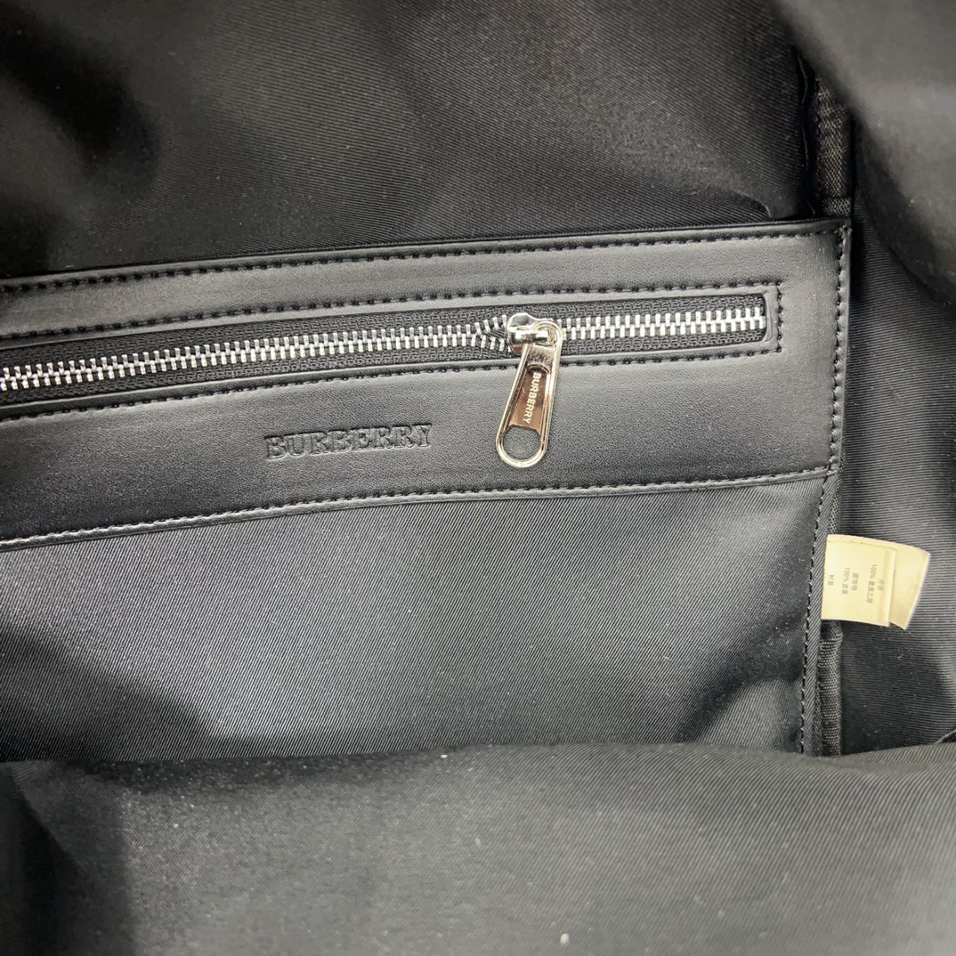 Burberry バーバリー ロゴプリントの ECONYL® 製ダブルショルダーバッグ。男女兼用のリュックサックです。